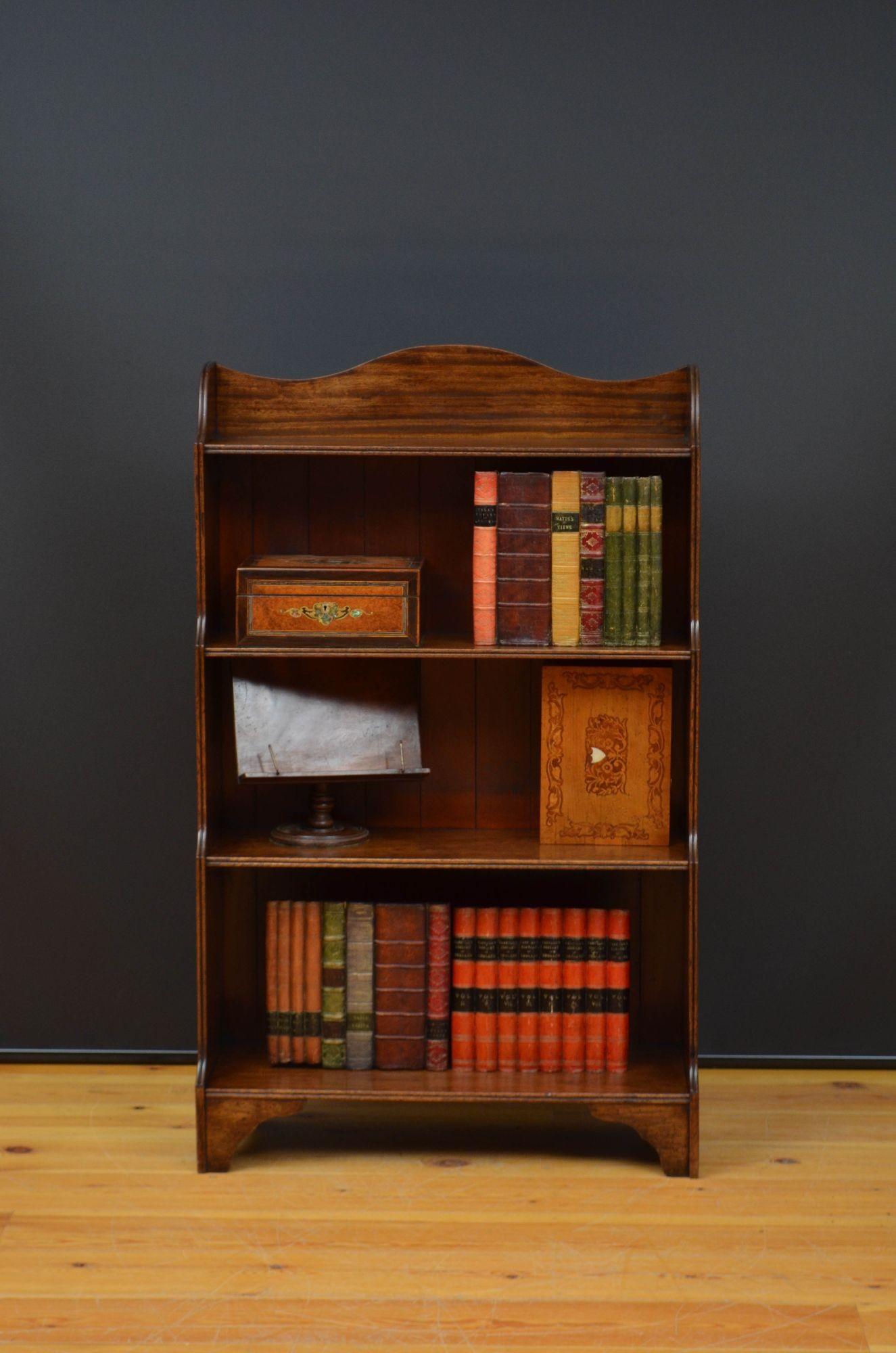 Sn5579 Libreria a cascata in mogano massiccio di buone proporzioni, con alzata sagomata nella parte superiore sopra tre ripiani, il tutto poggiante su piedi a staffa sagomati. Questa libreria antica è pronta per la casa. c1940
H49,5