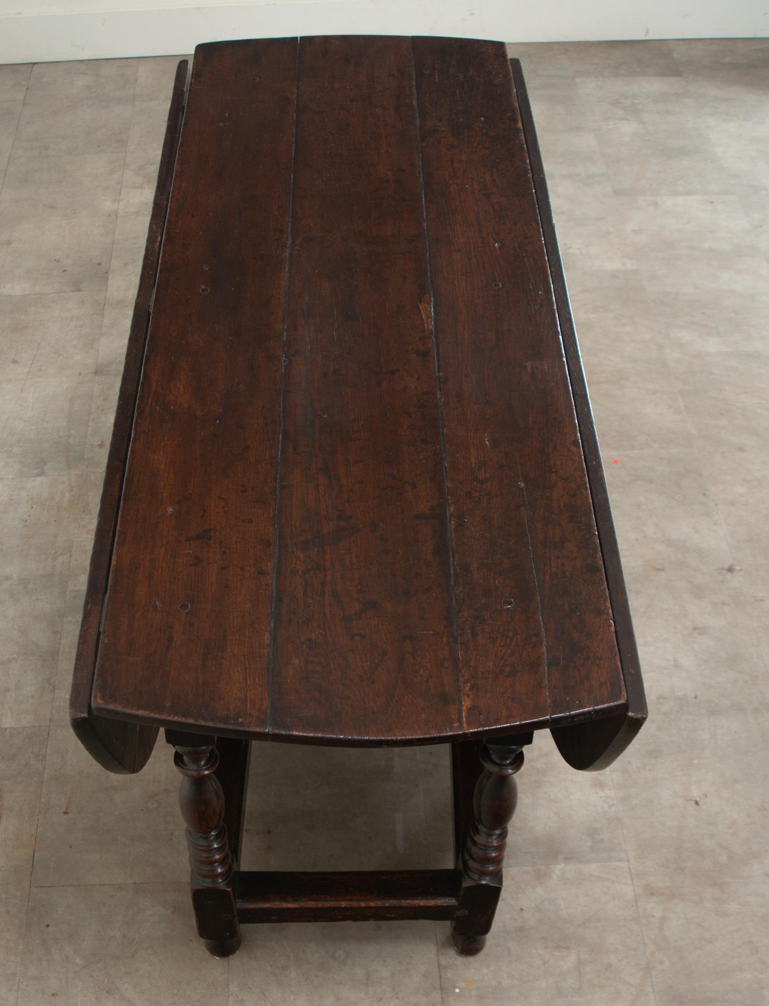 English Solid Oak Gateleg Drop Leaf Table In Good Condition For Sale In Baton Rouge, LA