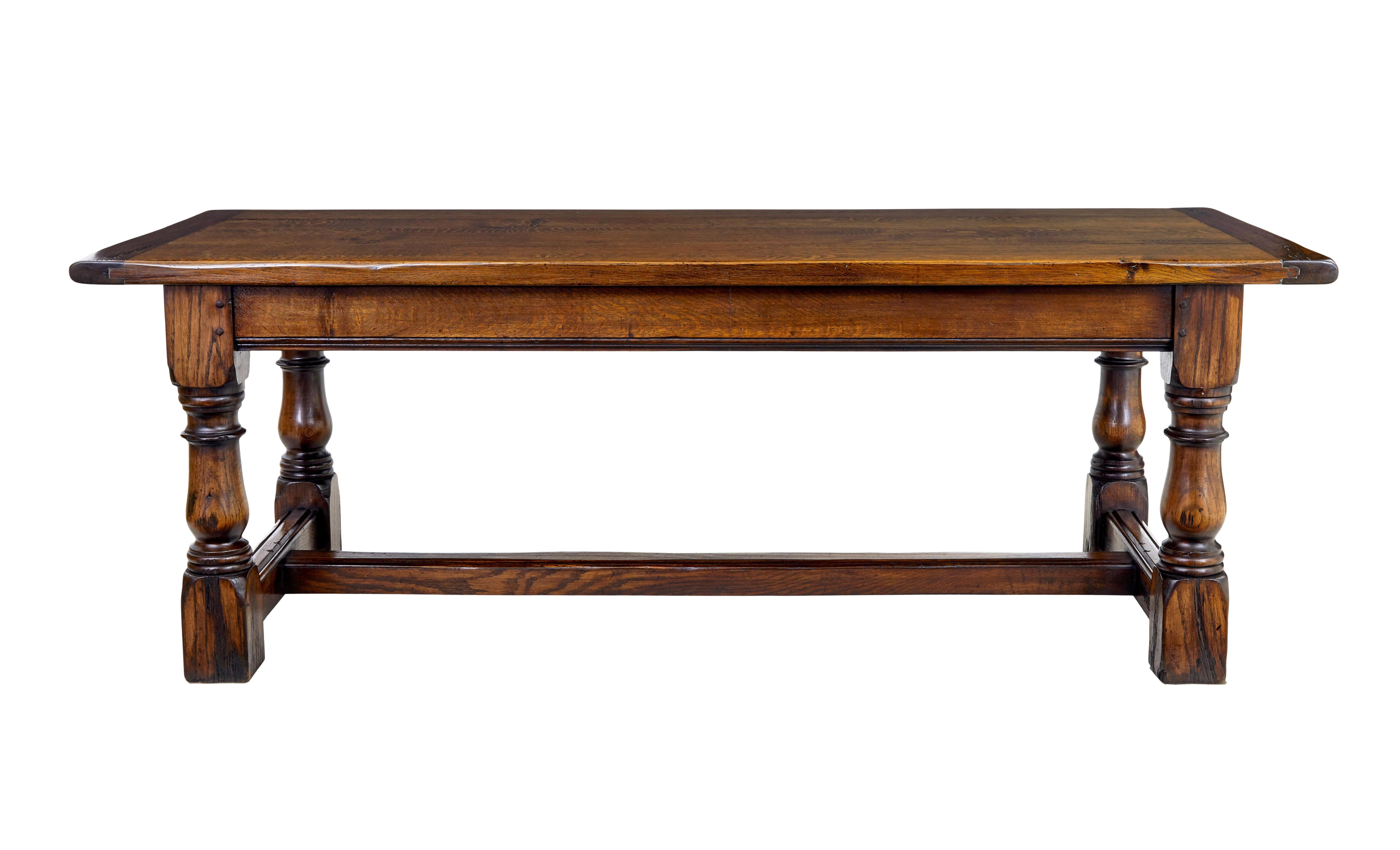 Table de réfectoire en chêne massif anglais vers 1990.

Table de salle à manger de haute qualité, fabriquée en Angleterre, qui a été récemment repolie dans notre atelier.

Dessus en 4 planches massives avec des bords légèrement façonnés, fixés par