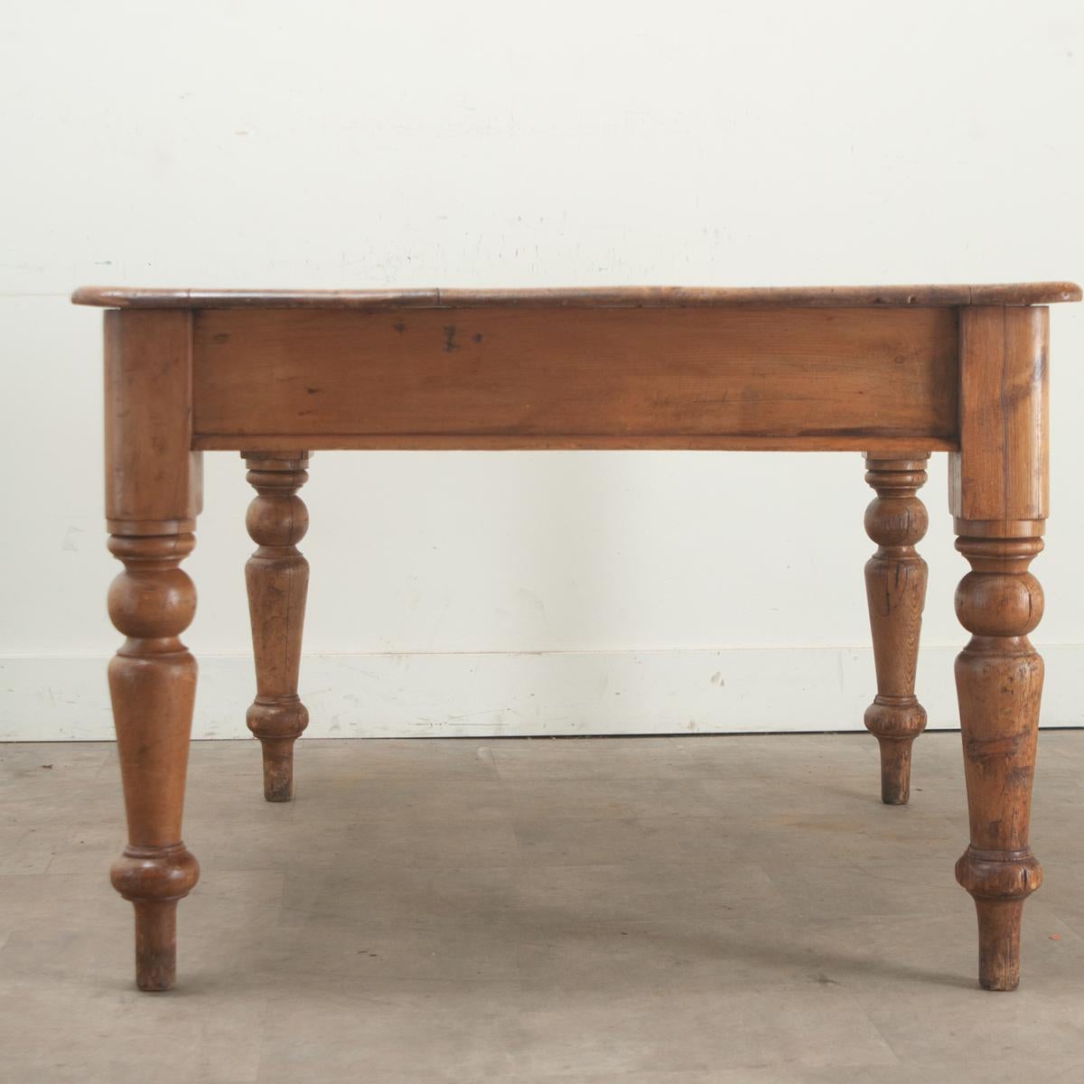English Solid Pine Dining Table In Good Condition For Sale In Baton Rouge, LA