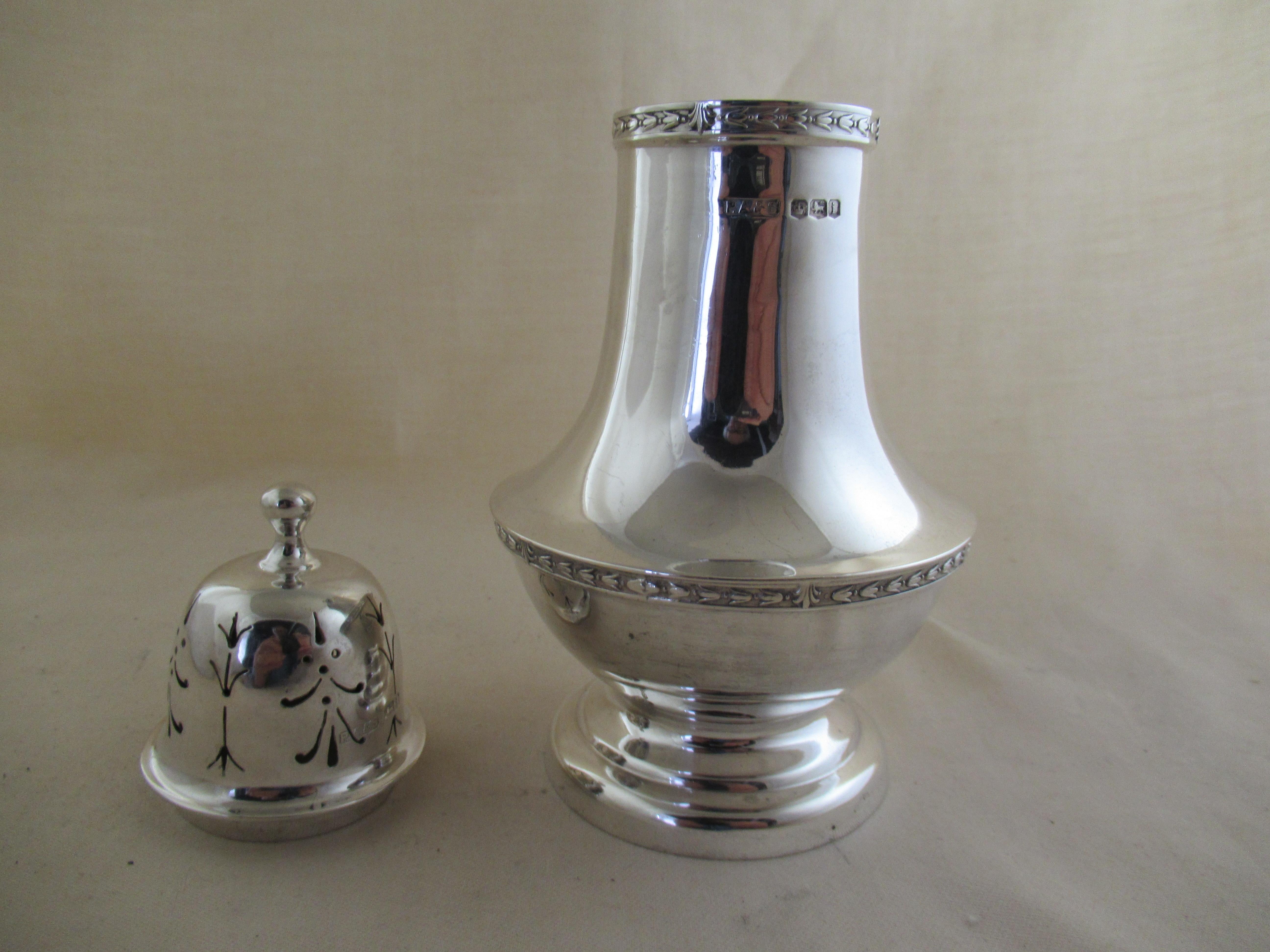 English Solid Sterling Silver Large Sugar Castor Hallmarked:-SHEFFIELD 1926 In Excellent Condition For Sale In York, GB