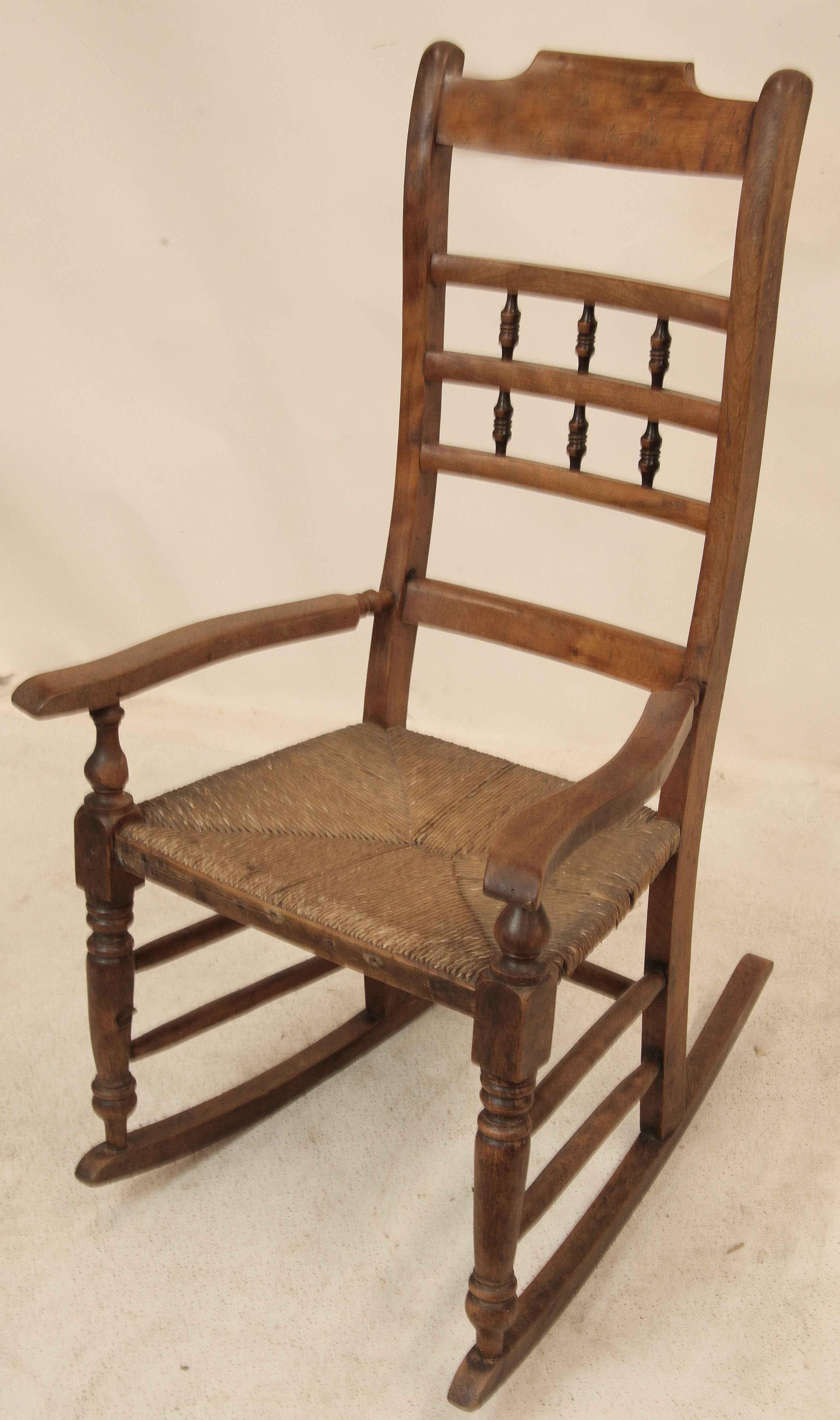 English Spindle Back Rocking Chair In Good Condition For Sale In Wilson, NC