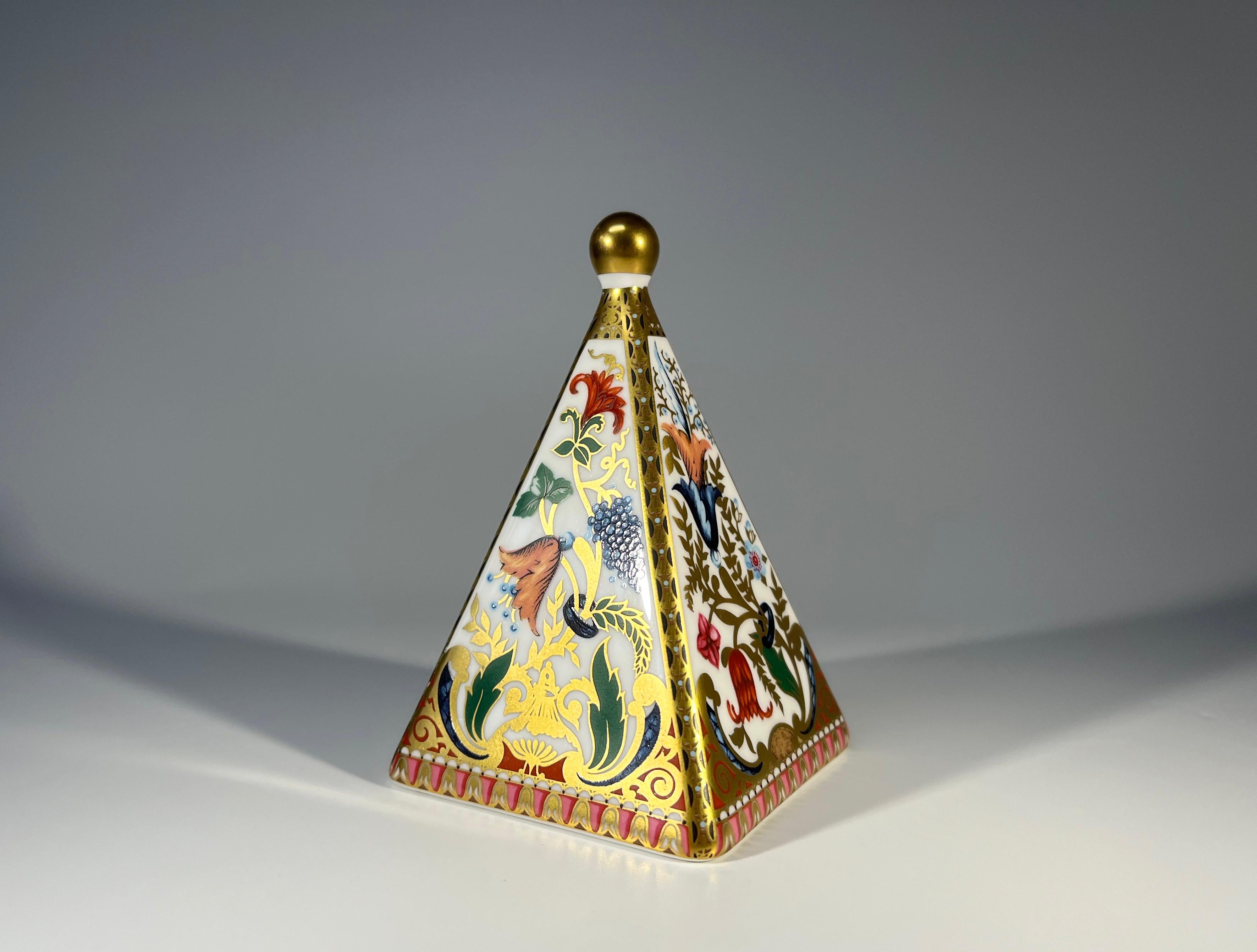 Ein Briefbeschwerer aus Knochenporzellan von Spode, England, in Sammlerqualität
Exquisite Vergoldung und florales Emaille-Dekor, gekrönt von einer vergoldeten Kugel als Akzent
CIRCA 2000
Signiert Spode, England F1860-Z auf dem Sockel
Höhe 4 Zoll,