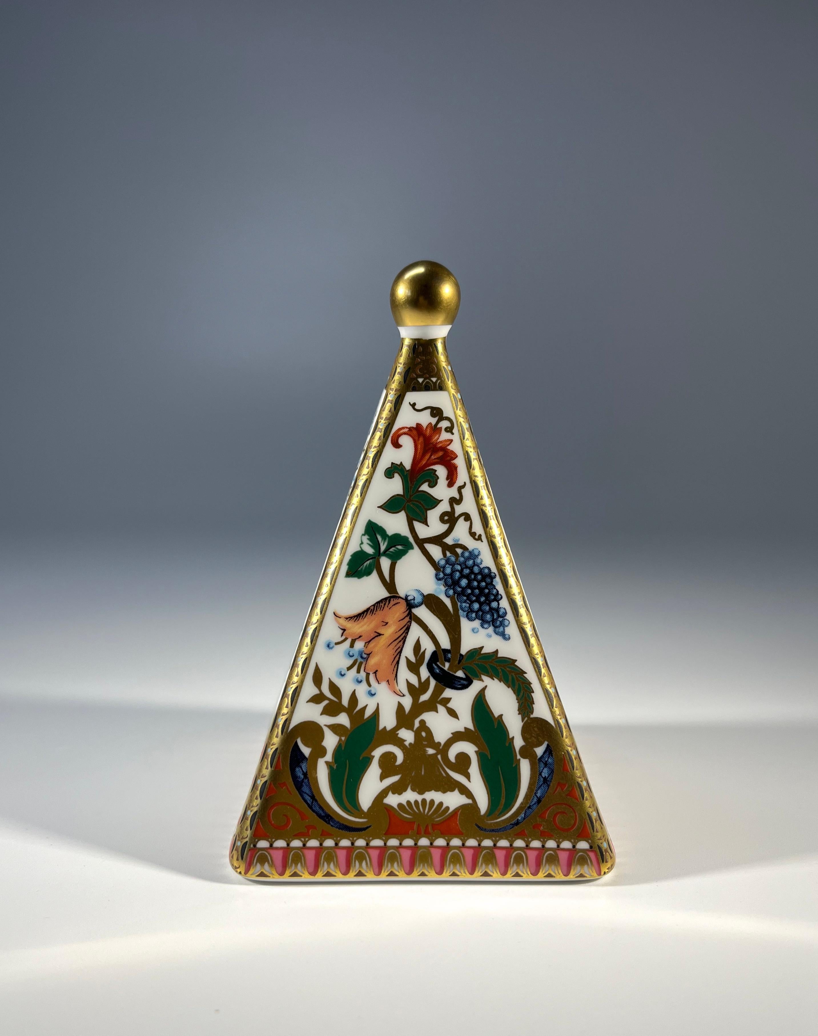 Englischer Briefbeschwerer aus Spode-Knochenporzellan Pyramide, vergoldete Imari im Zustand „Hervorragend“ im Angebot in Rothley, Leicestershire