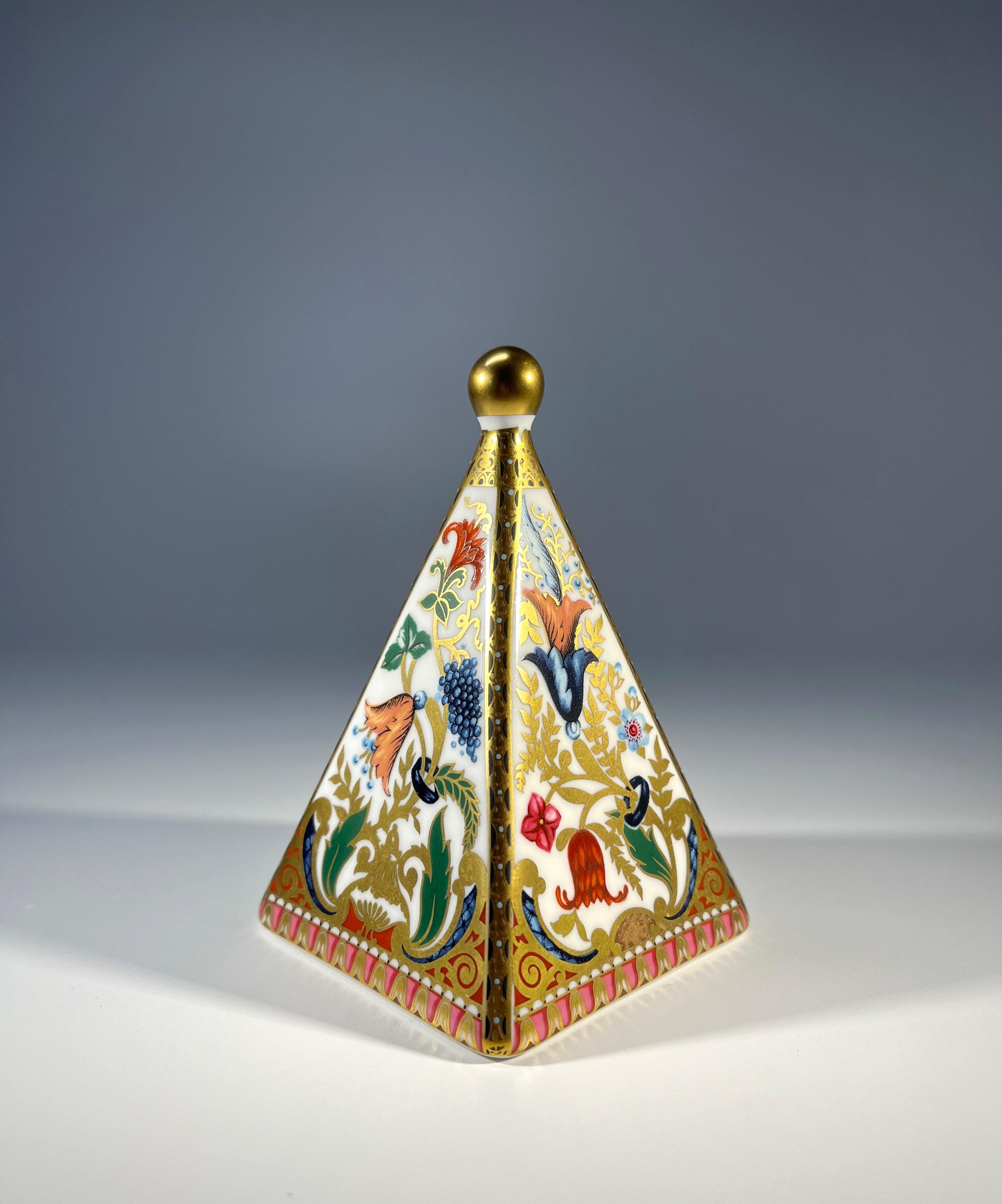 Englischer Briefbeschwerer aus Spode-Knochenporzellan Pyramide, vergoldete Imari (Porzellan) im Angebot