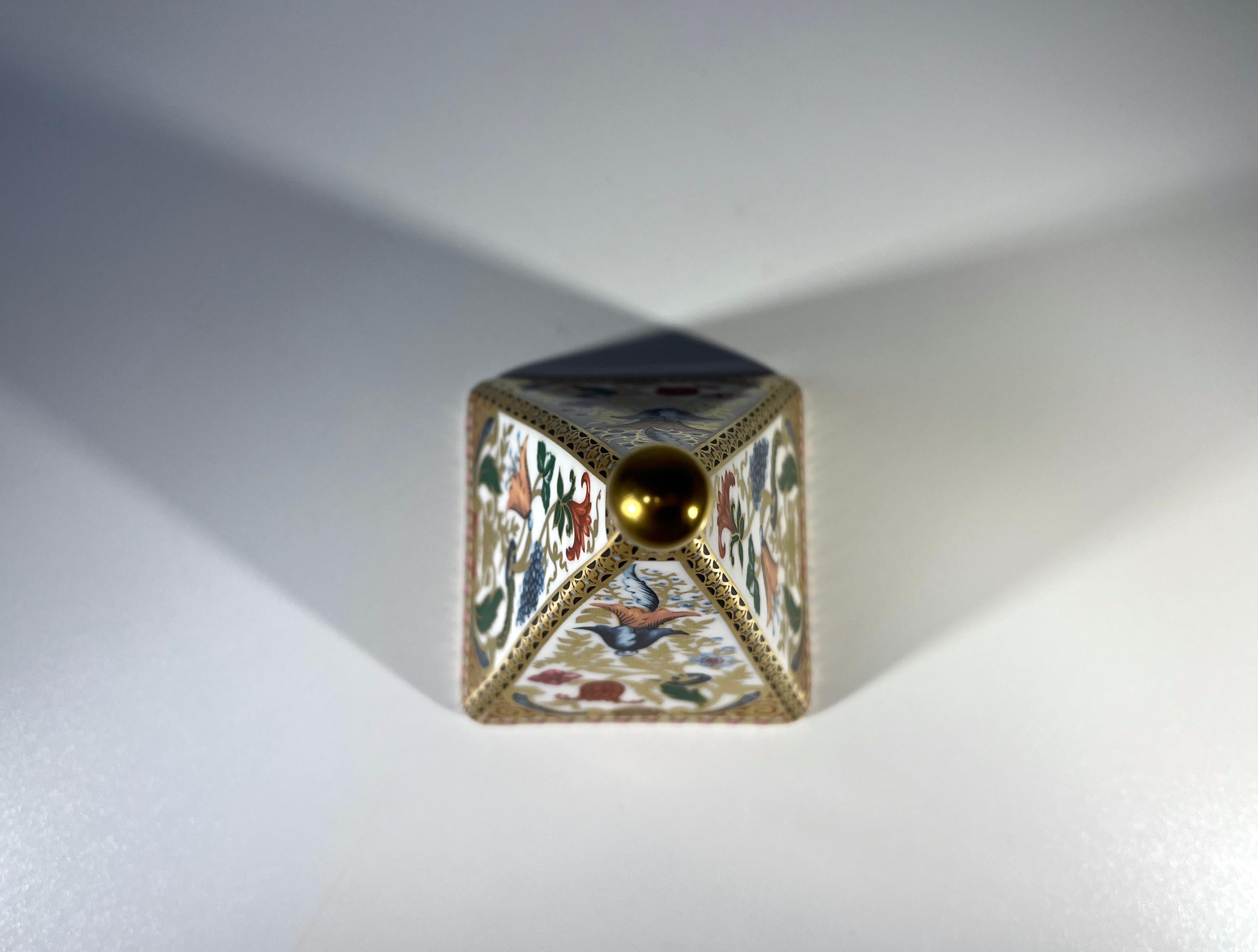 Englischer Briefbeschwerer aus Spode-Knochenporzellan Pyramide, vergoldete Imari im Angebot 1
