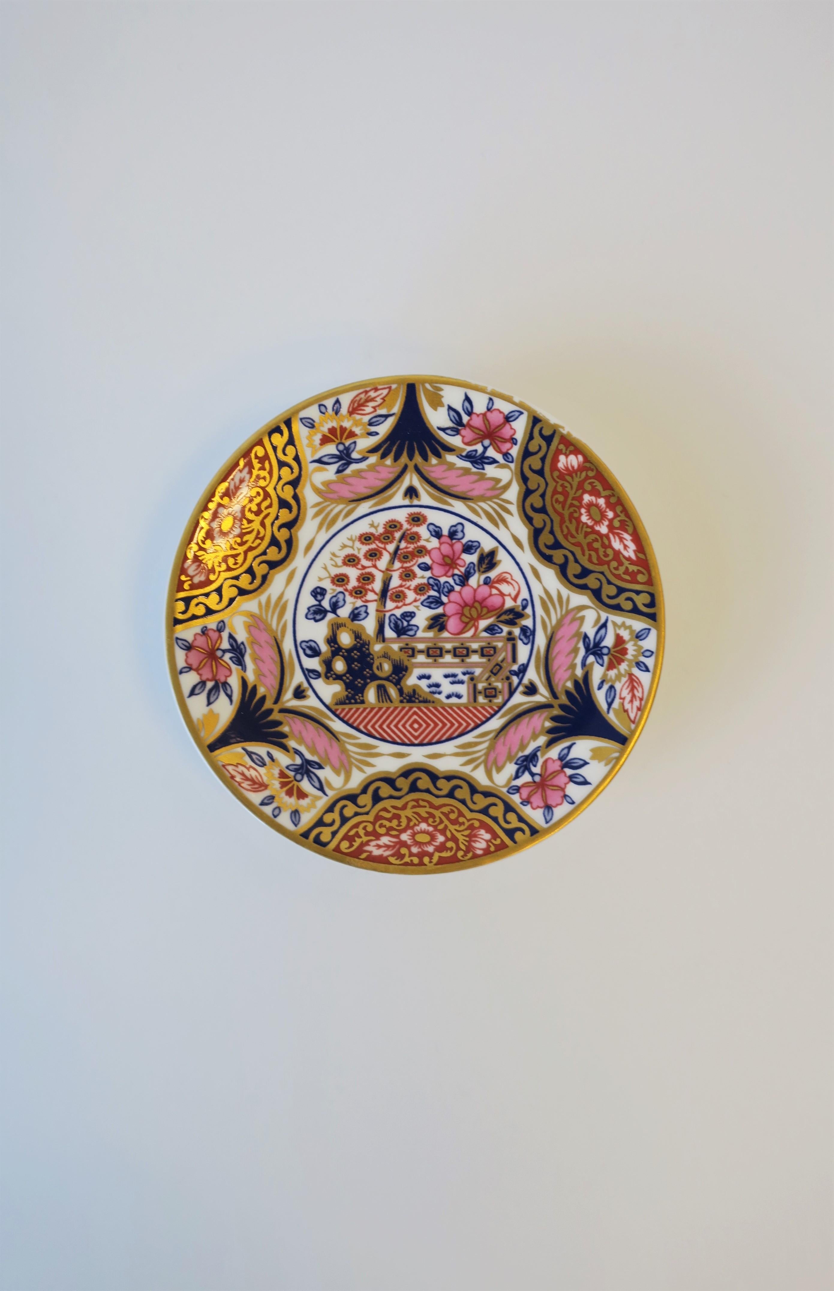 A very beautiful English Spode porcelain 'jewelry' dish with a chinoiserie design, circa 20th century, England. Piece has a beautiful design including its elevated form 'tazza'-like. Back in the day piece was made for the dinner table, but today I'm