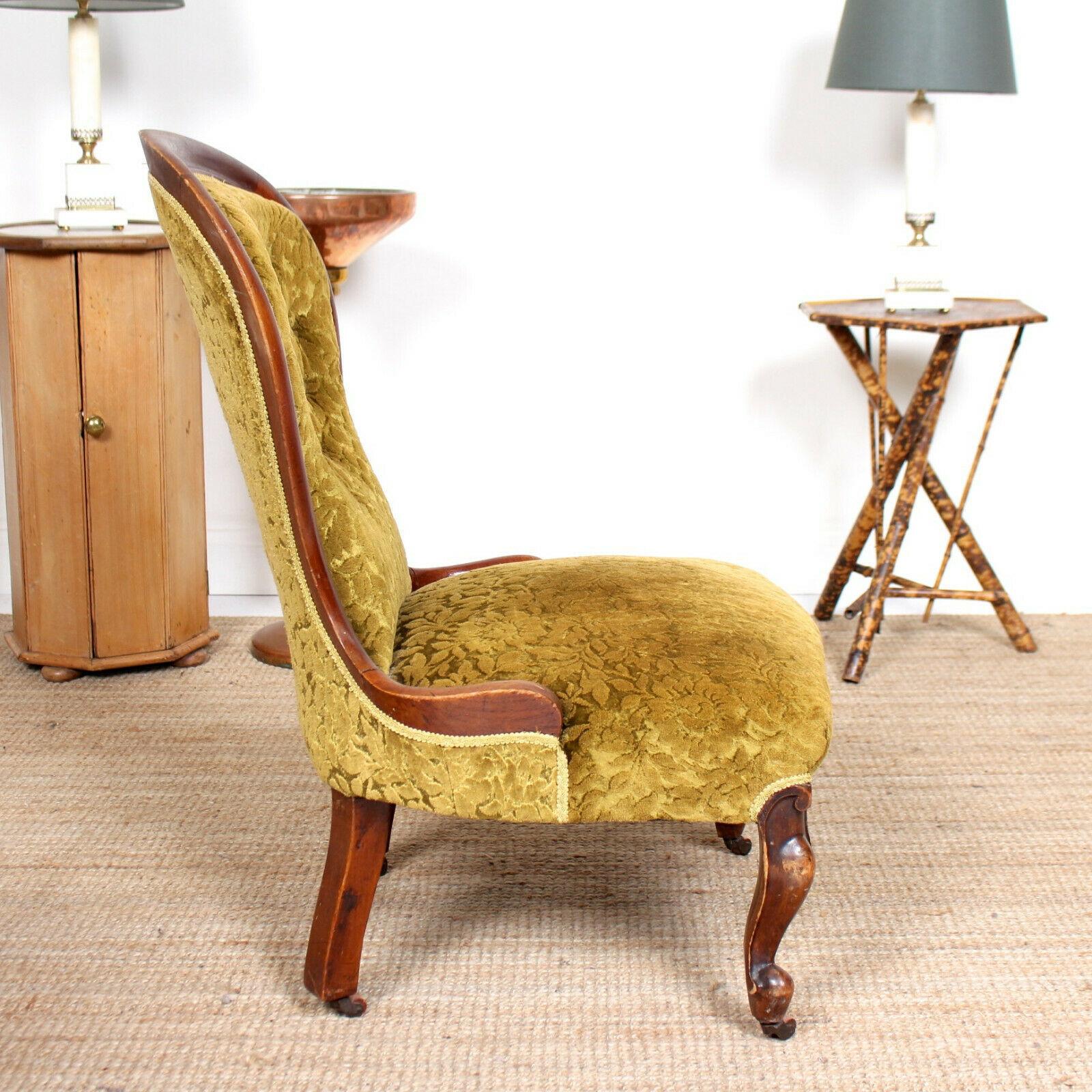 English Spoon Lounge Chair 19th Century Walnut Nursing Chair For Sale 8