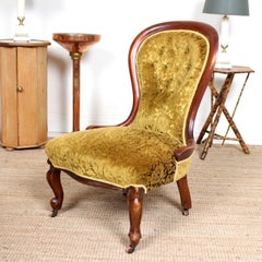 English Spoon Lounge Chair 19th Century Walnut Nursing Chair