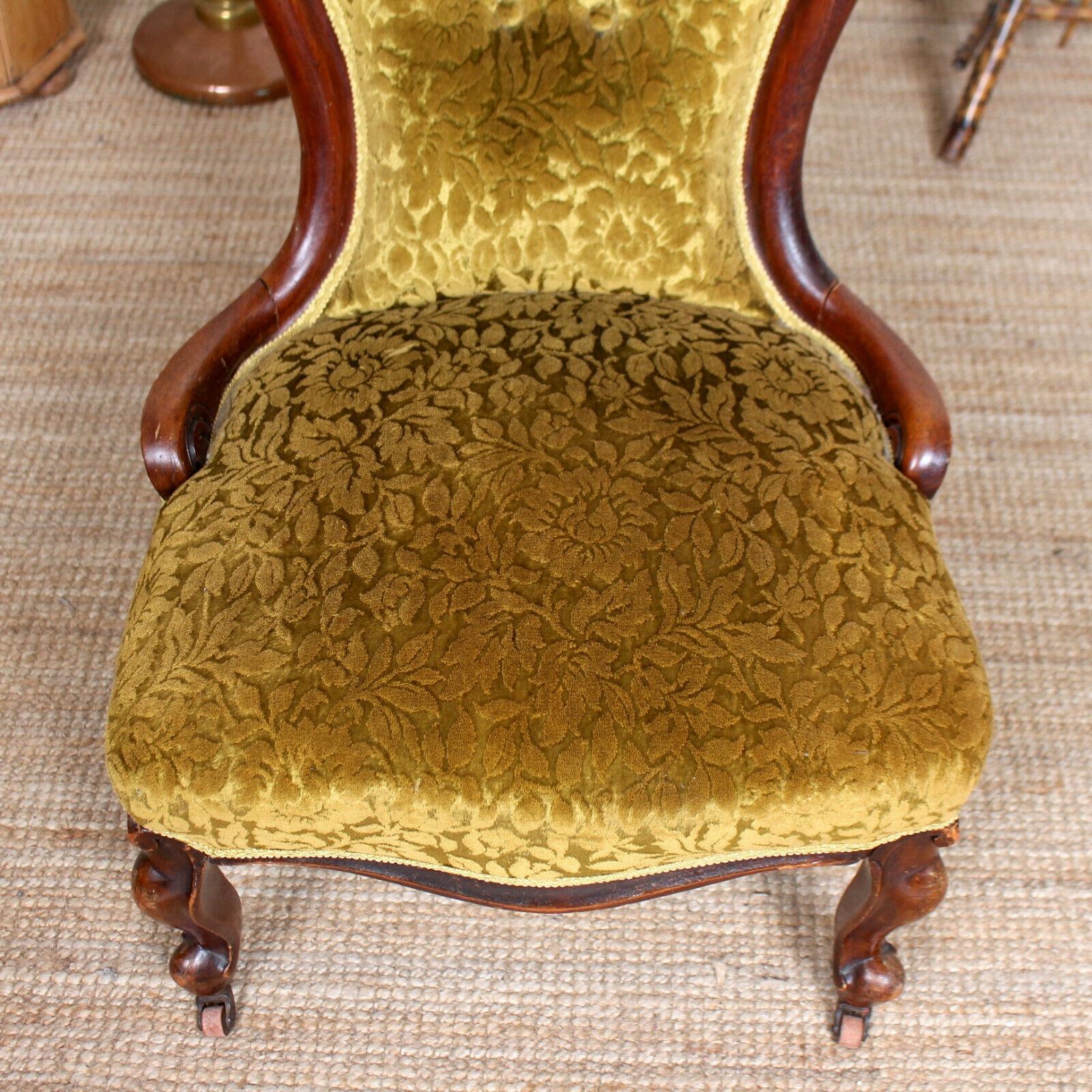 English Spoon Lounge Chair 19th Century Walnut Nursing Chair For Sale 1