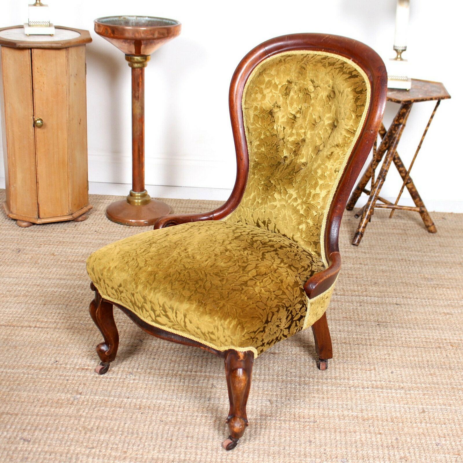 English Spoon Lounge Chair 19th Century Walnut Nursing Chair For Sale 2