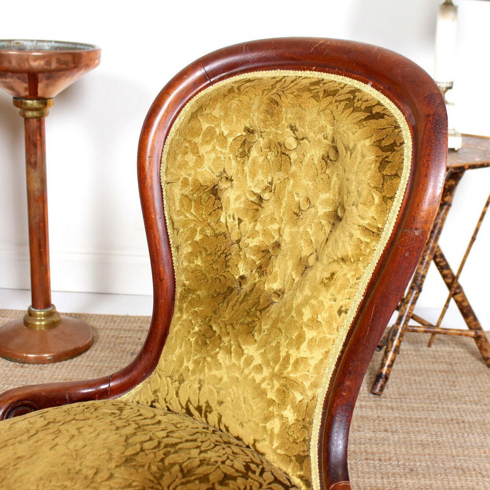 English Spoon Lounge Chair 19th Century Walnut Nursing Chair For Sale 3