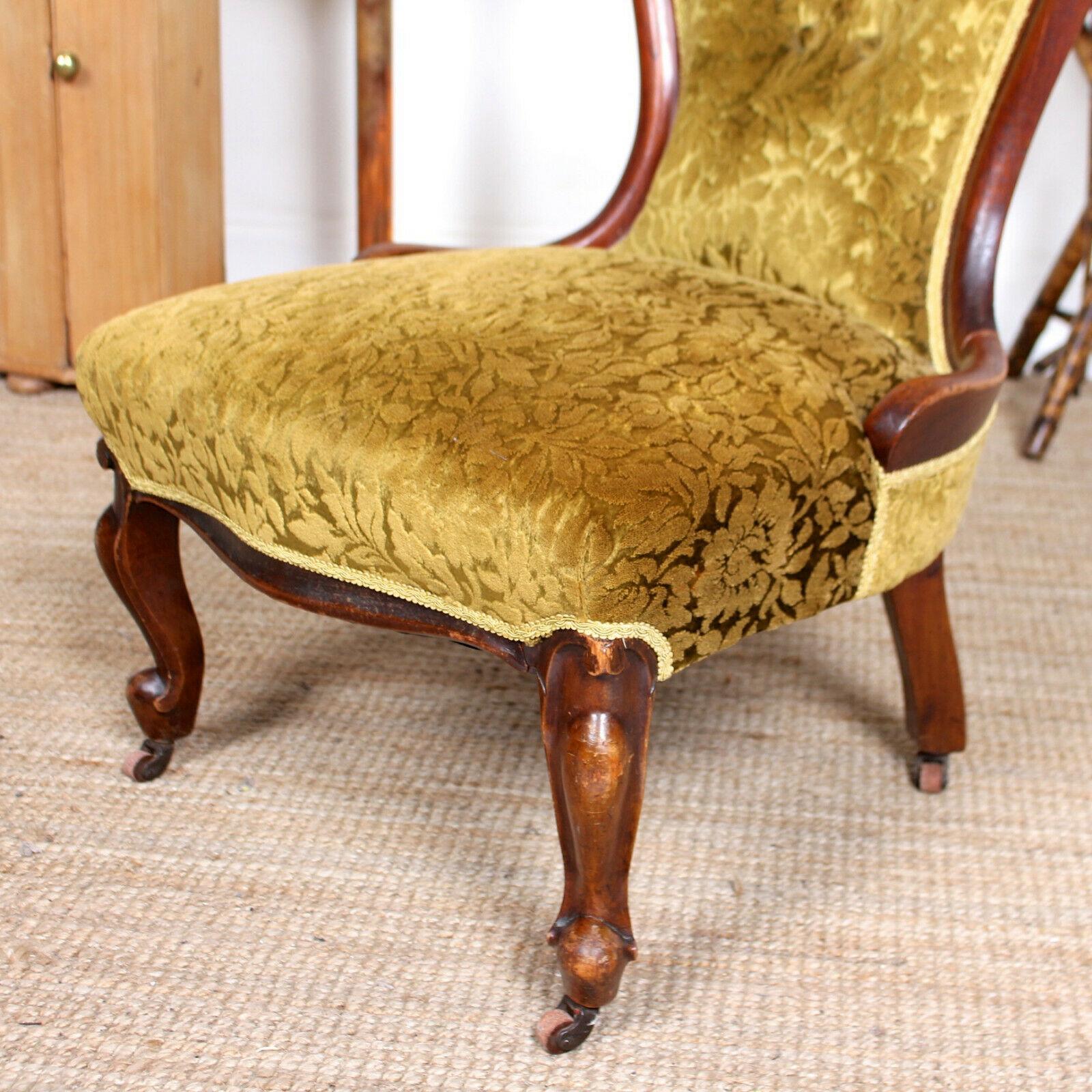 English Spoon Lounge Chair 19th Century Walnut Nursing Chair For Sale 4