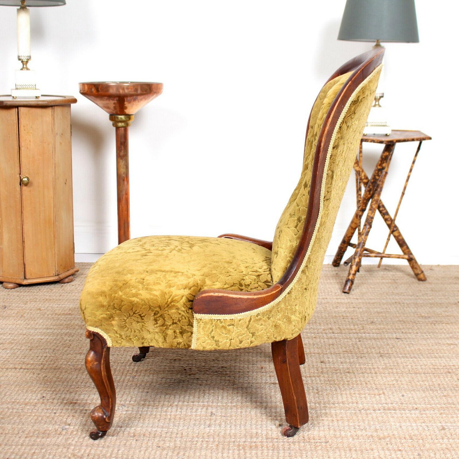 English Spoon Lounge Chair 19th Century Walnut Nursing Chair For Sale 6
