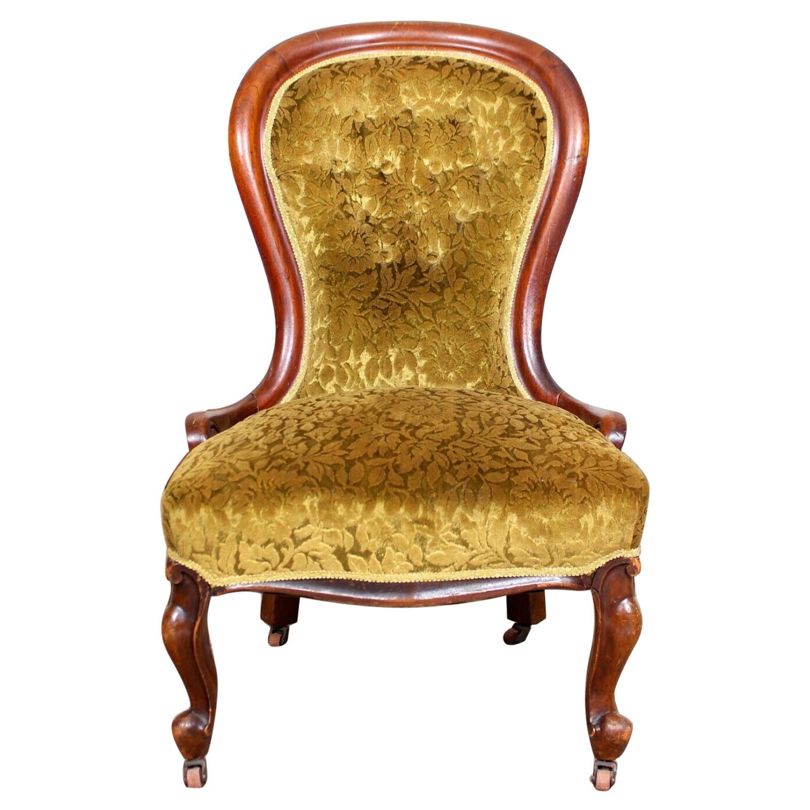 English Spoon Lounge Chair 19th Century Walnut Nursing Chair For Sale