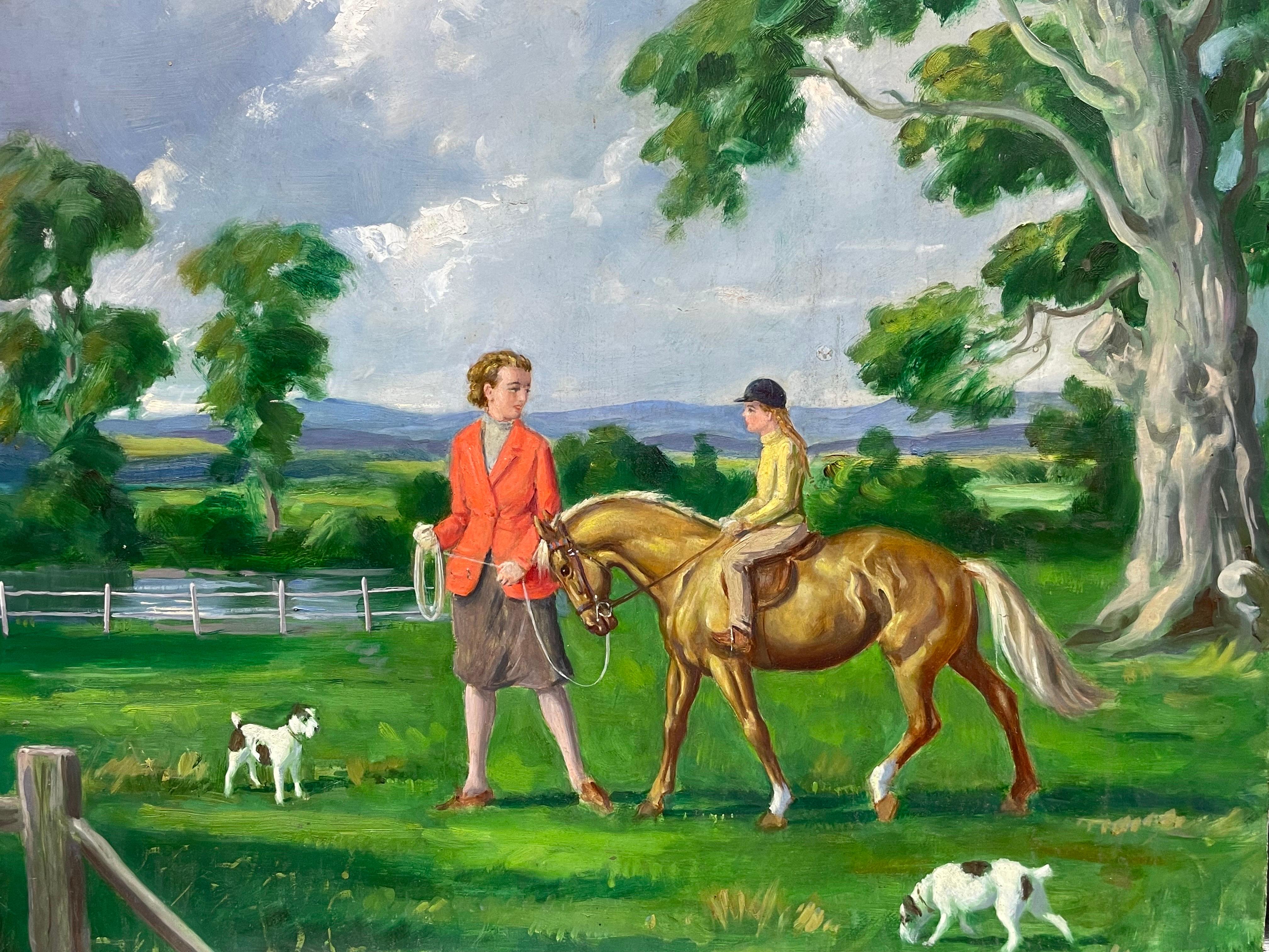 Animal Painting English Sporting Art - Huile anglaise des années 1950 Mère et fille en leçon d'équitation et deux chiens Jack Russel