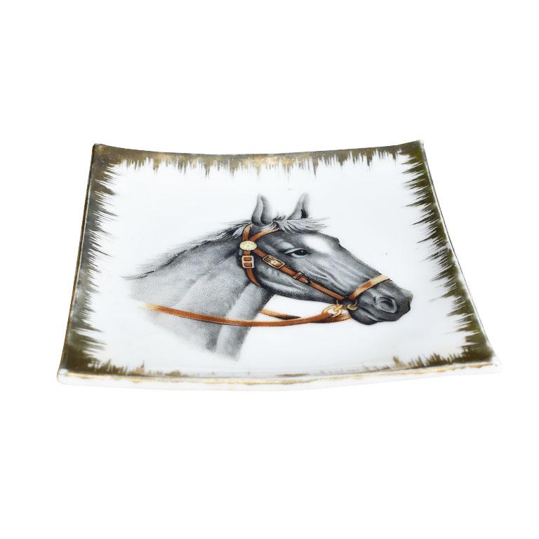 20ième siècle Plat à bibelots ou fourre-tout carré en céramique à l'effigie d'un cheval anglais