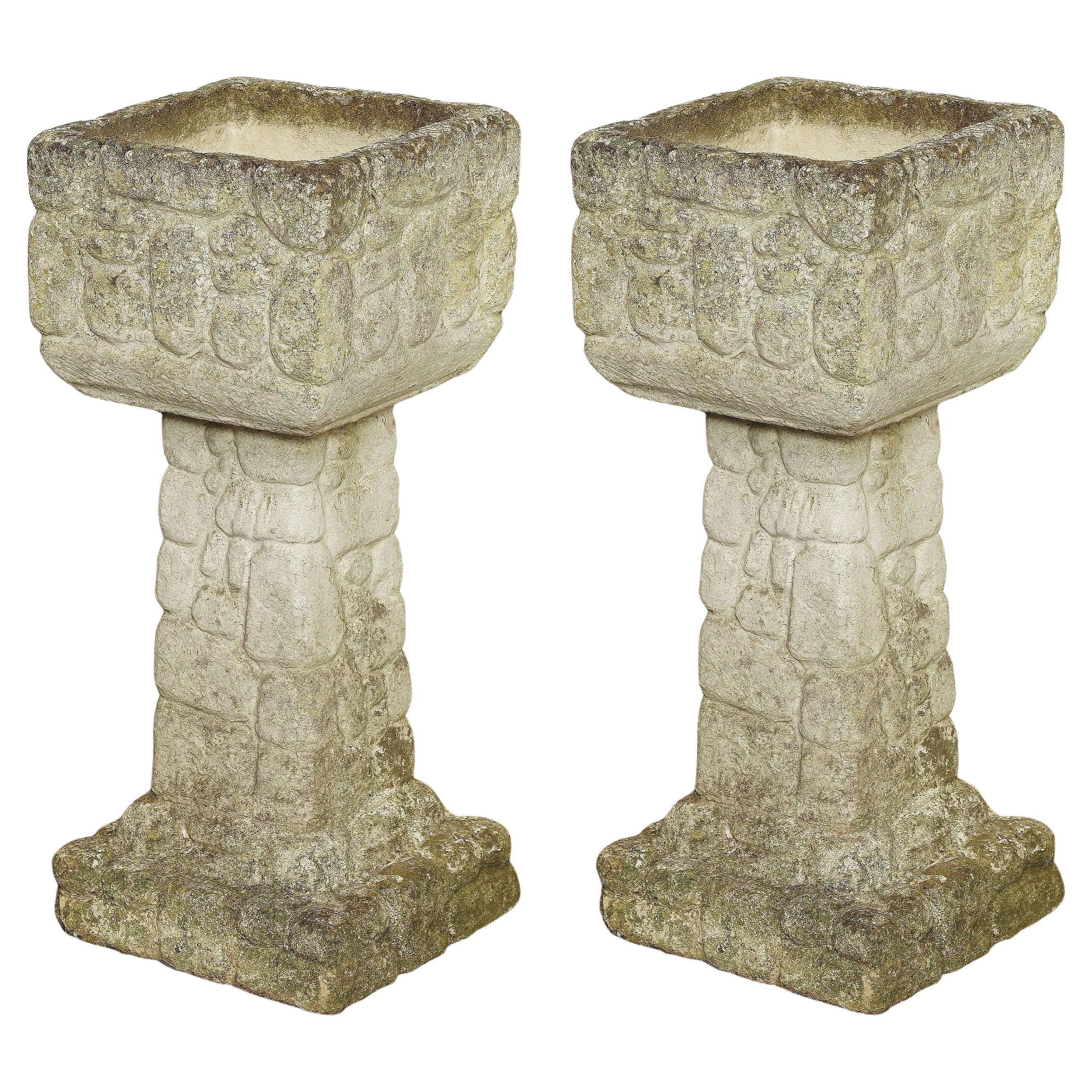 Jardinières de jardin anglaises carrées à piédestal avec relief en pierre de ronce (quatre disponibles)