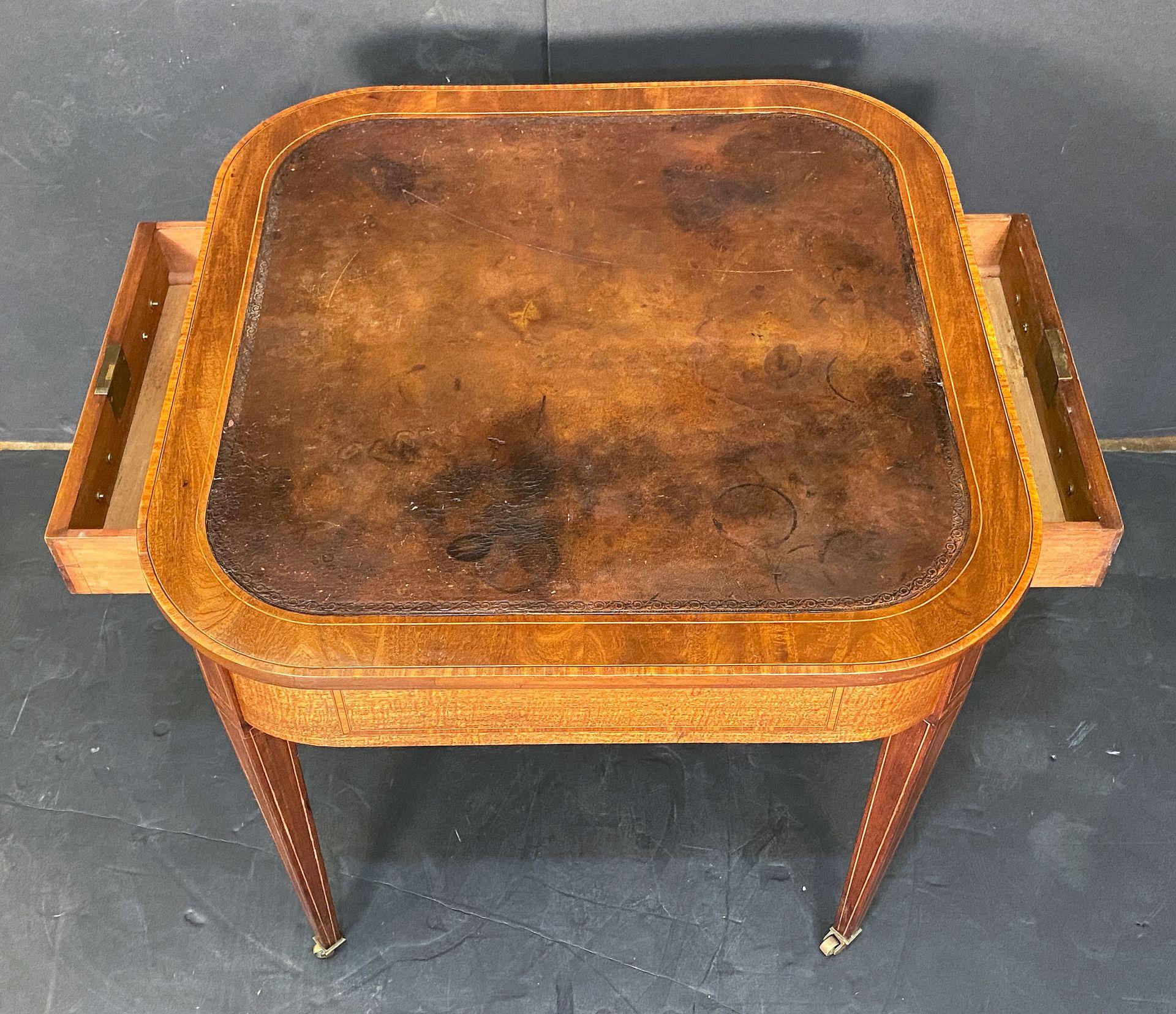Mesa o Escritorio Inglés de Tablero Cuadrado de Caoba con Tapa de Cuero Repujado en venta 3