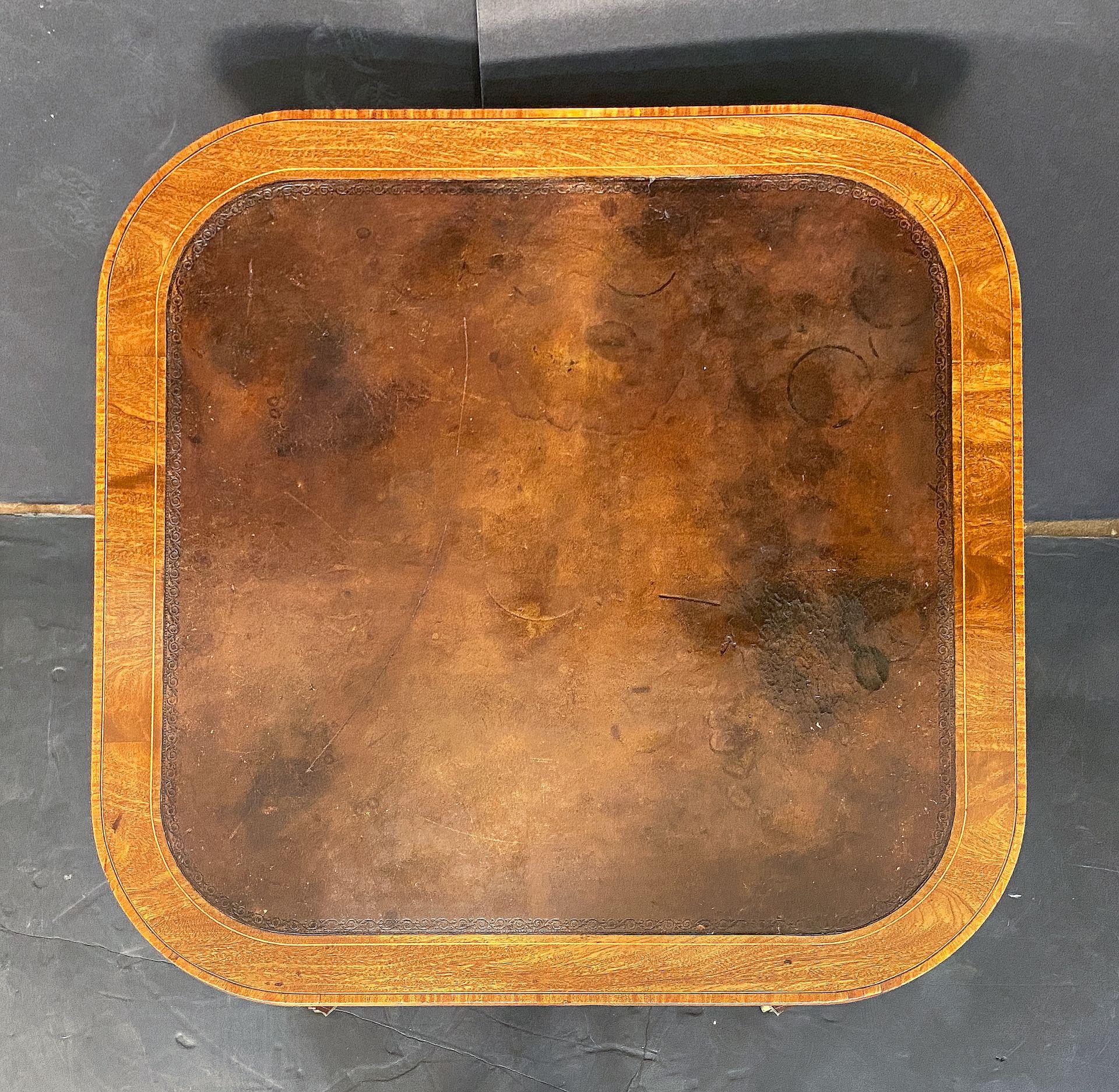 Mesa o Escritorio Inglés de Tablero Cuadrado de Caoba con Tapa de Cuero Repujado en venta 4