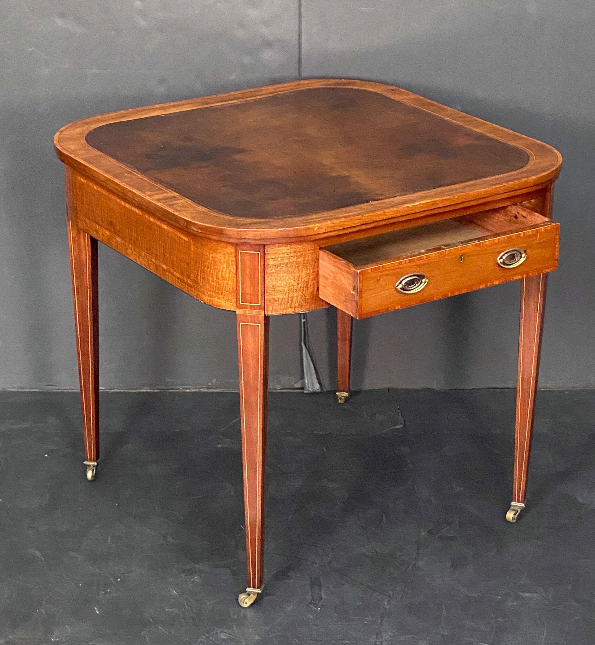 Mesa o Escritorio Inglés de Tablero Cuadrado de Caoba con Tapa de Cuero Repujado Eduardiano en venta