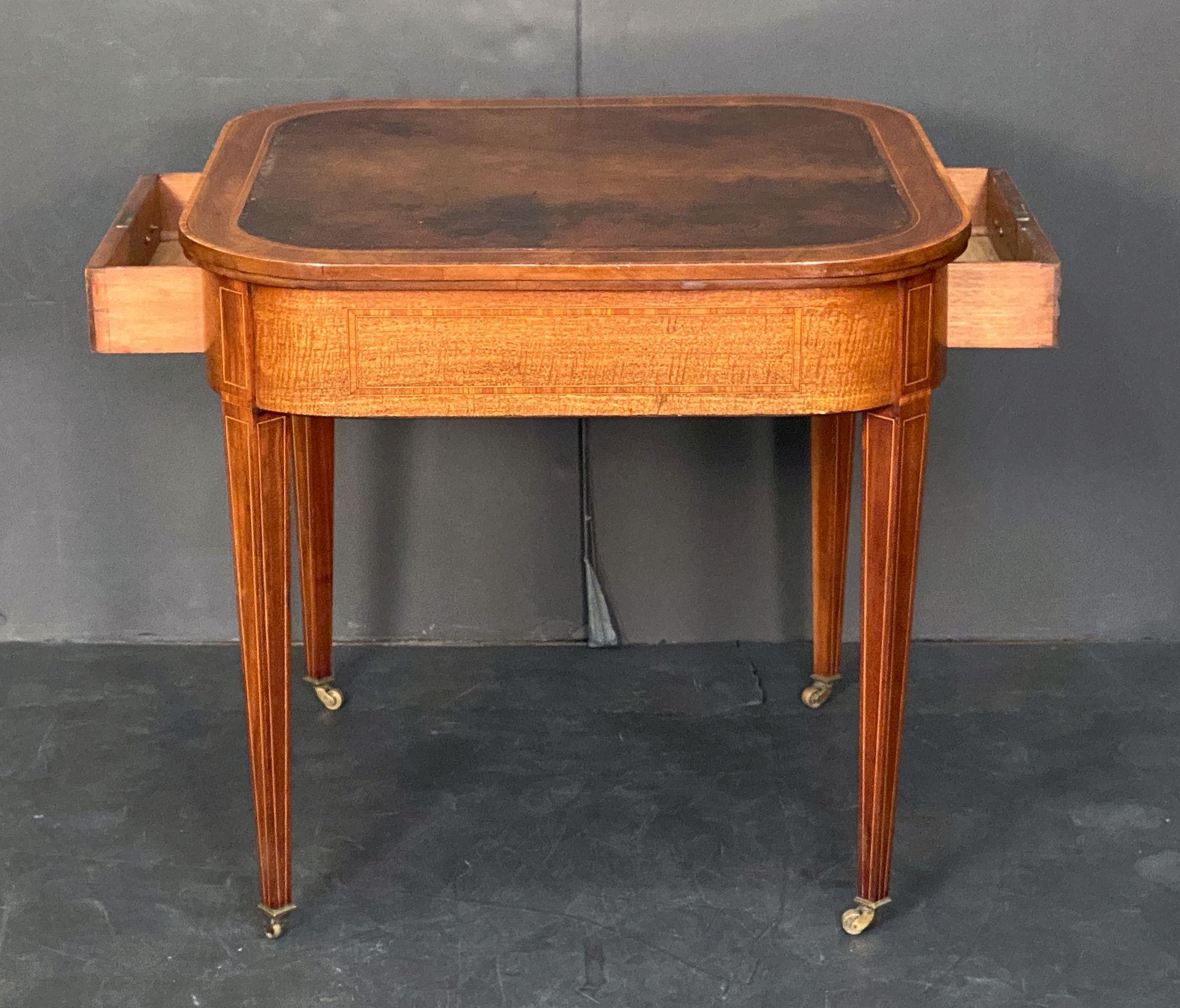 Mesa o Escritorio Inglés de Tablero Cuadrado de Caoba con Tapa de Cuero Repujado en Bueno estado para la venta en Austin, TX