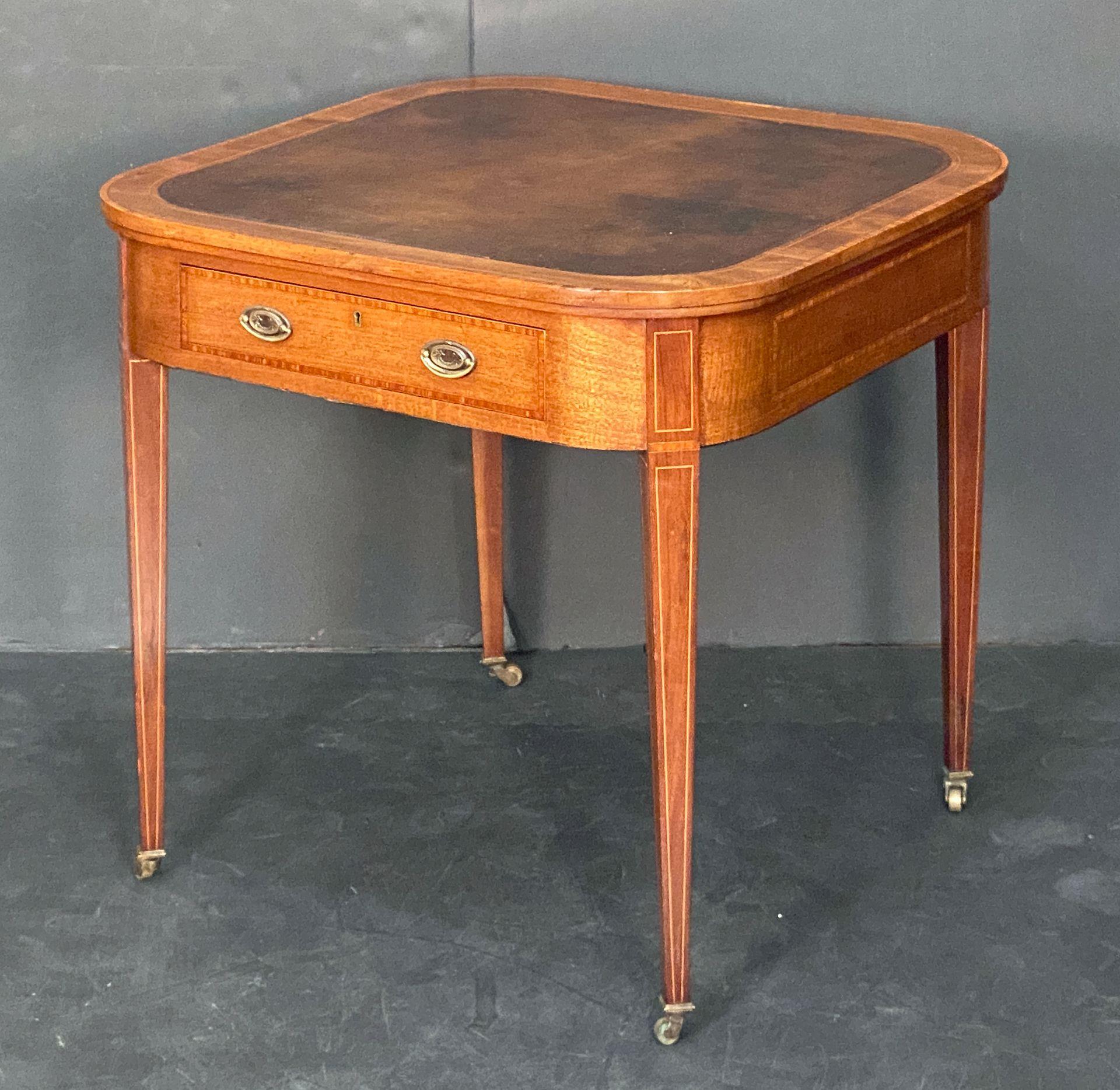 Mesa o Escritorio Inglés de Tablero Cuadrado de Caoba con Tapa de Cuero Repujado siglo XX en venta