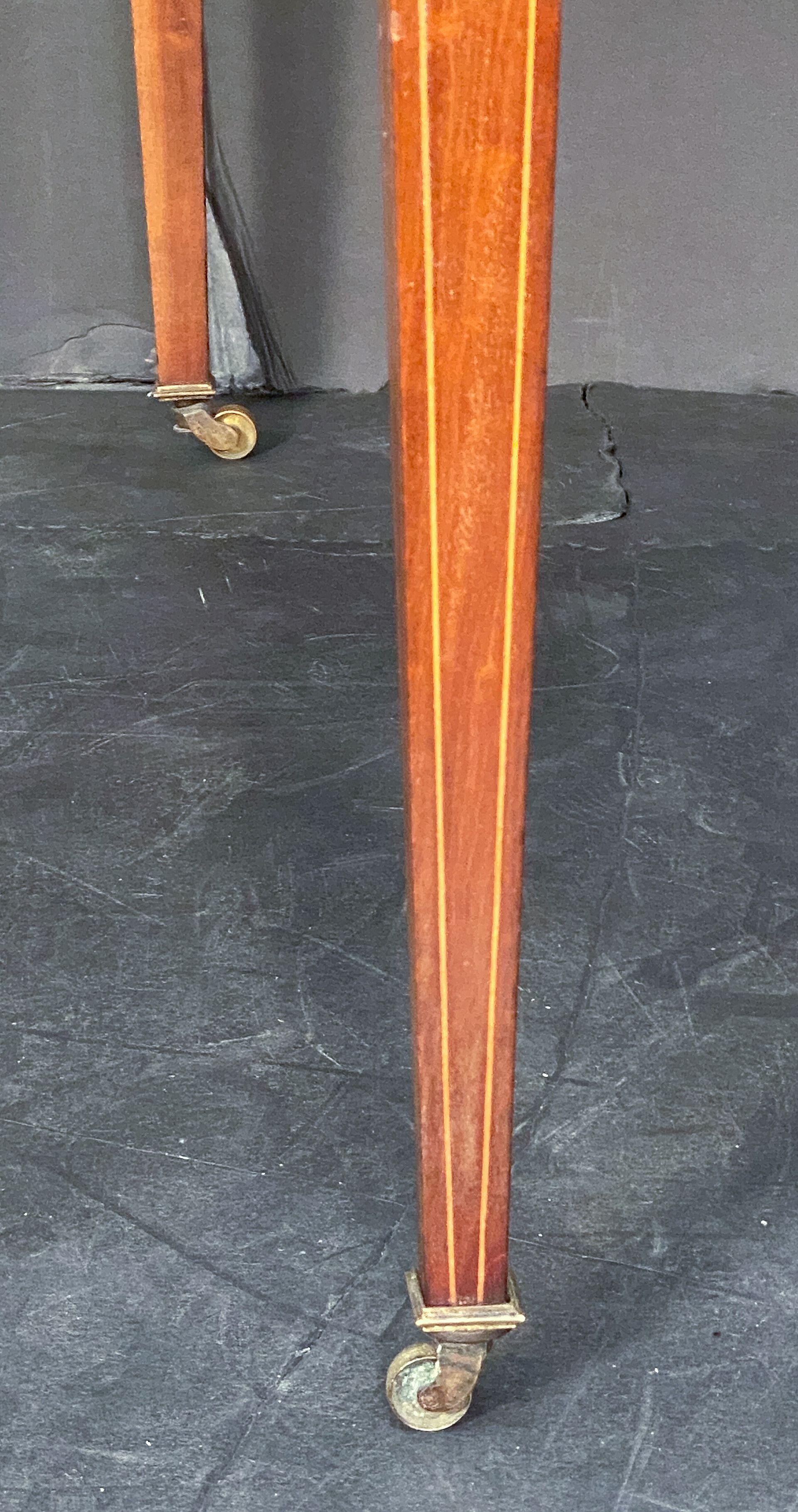 Mesa o Escritorio Inglés de Tablero Cuadrado de Caoba con Tapa de Cuero Repujado Metal en venta