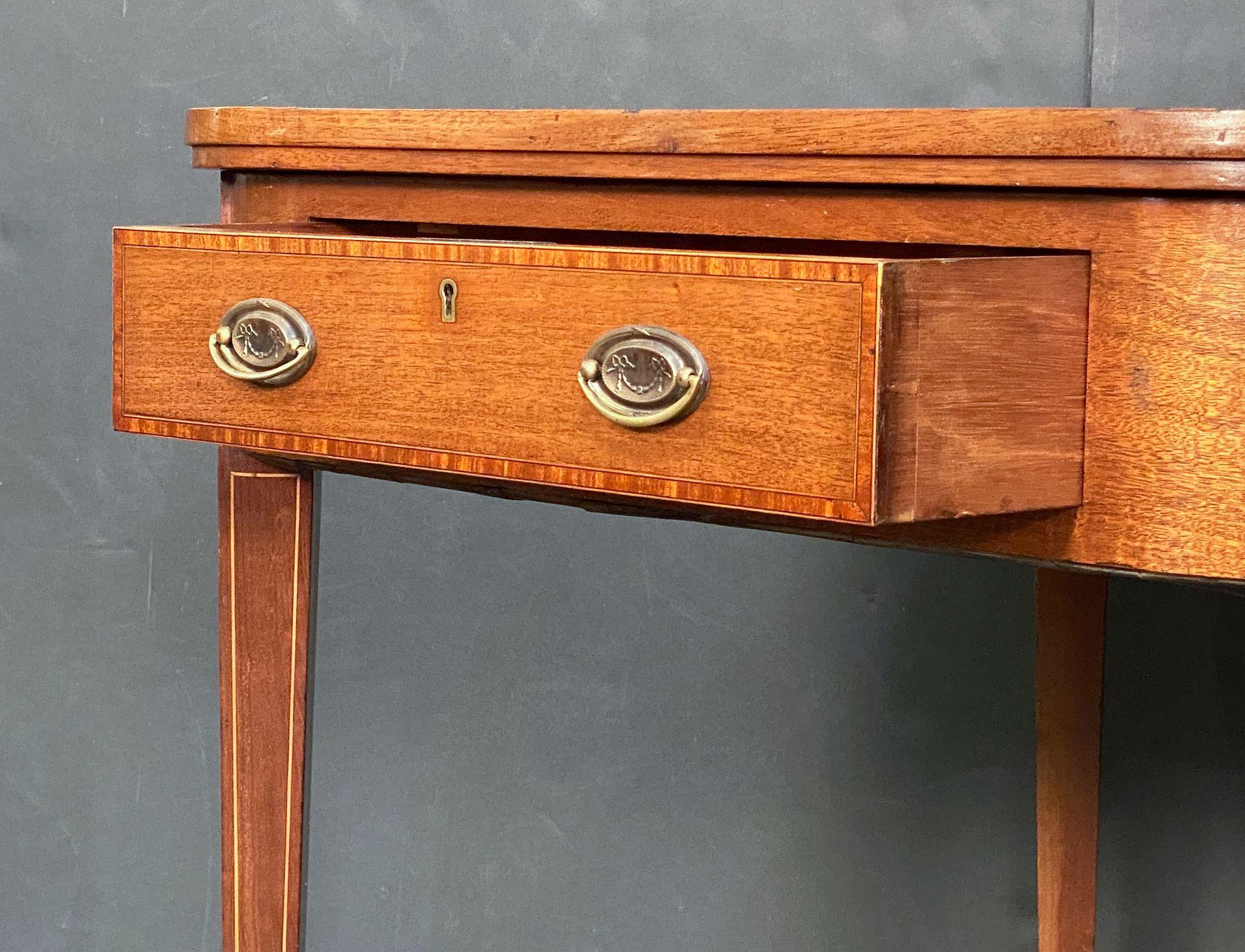 Mesa o Escritorio Inglés de Tablero Cuadrado de Caoba con Tapa de Cuero Repujado en venta 1