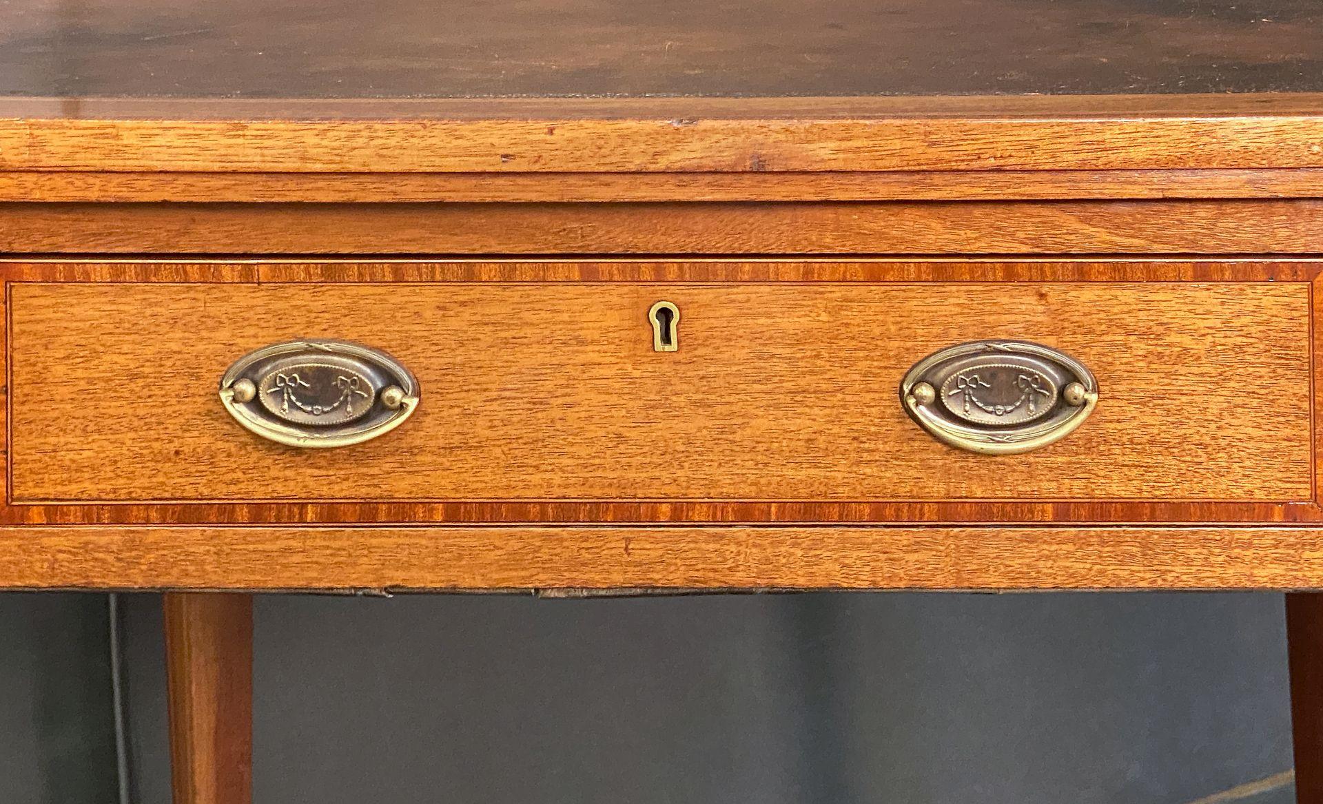 Mesa o Escritorio Inglés de Tablero Cuadrado de Caoba con Tapa de Cuero Repujado en venta 2