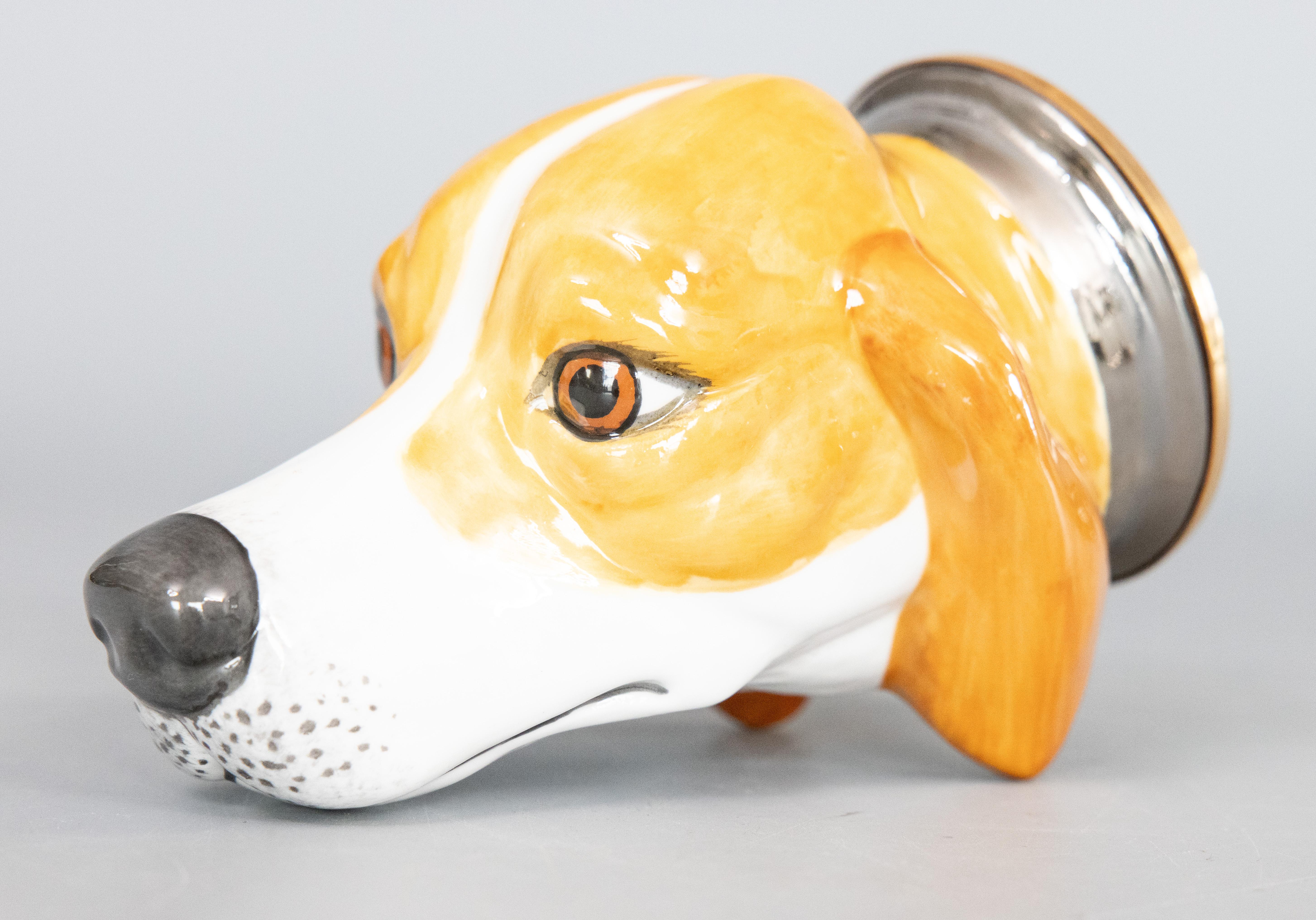 Rare tasse à étrier en porcelaine de Staffordshire Beagle, chien de chasse, produite par James Kent, Old Foley, Stoke on Trent, Angleterre. Acquis de la succession d'un collectionneur en Angleterre. Cette charmante étrivière est en forme de tête de