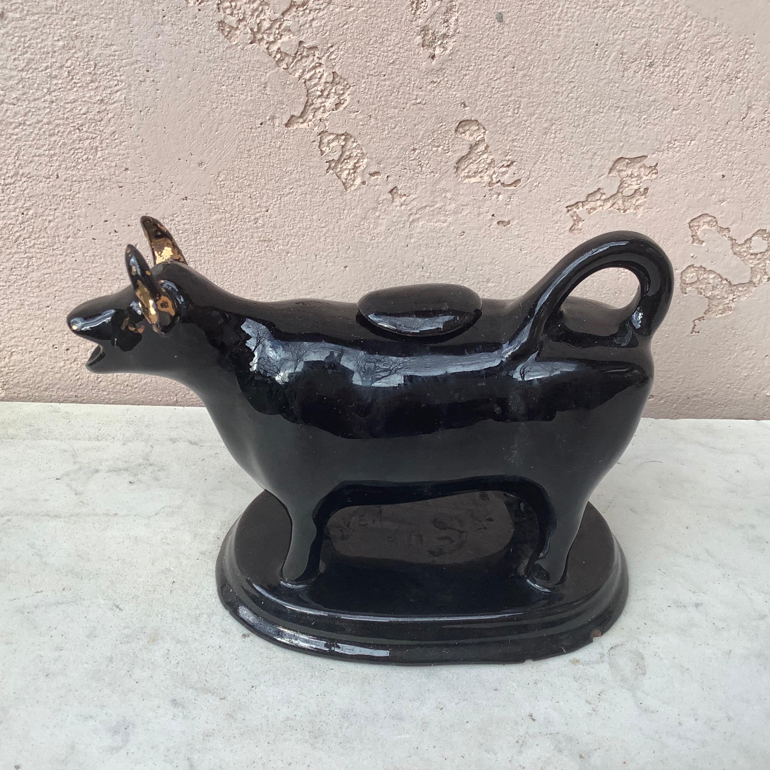 Crémier à couvercle en forme de vache noire du Staffordshire anglais, vers 1880.