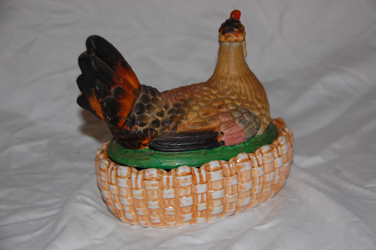 English Staffordshire Chicken on a Basket from the Mid-19th Century In Good Condition In Wells, ME