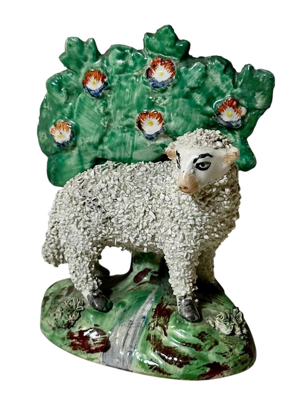 Antica statuetta pastorale inglese dello Staffordshire del XIX secolo. Pecora con coriandoli bocage. 