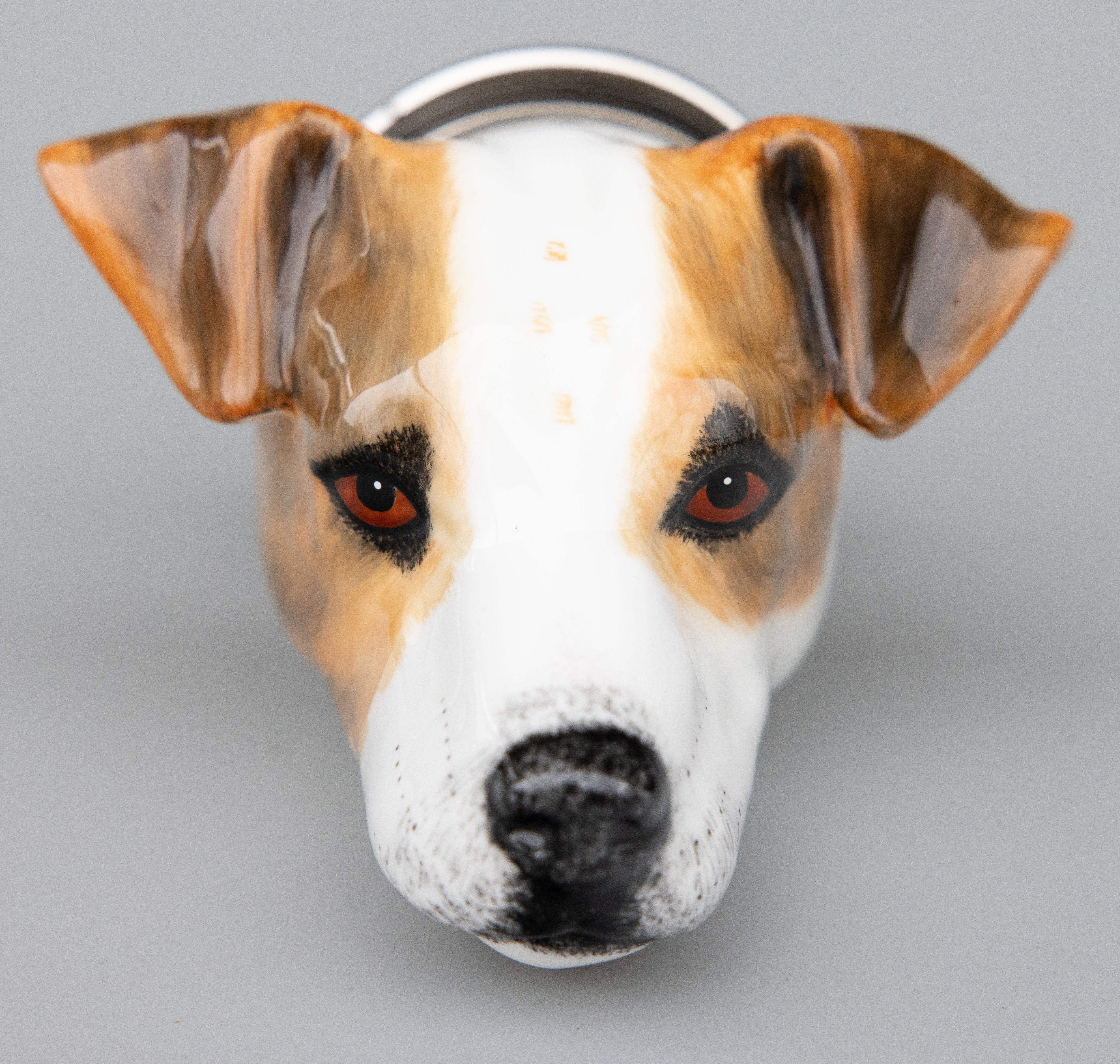 Fina y rara taza de estribo de porcelana de perro de caza Staffordshire Jack Russell Terrier inglés vintage producida por Royale Stratford, en Inglaterra, hacia 1980. Adquirida a la herencia de un coleccionista en Inglaterra. Esta encantadora taza