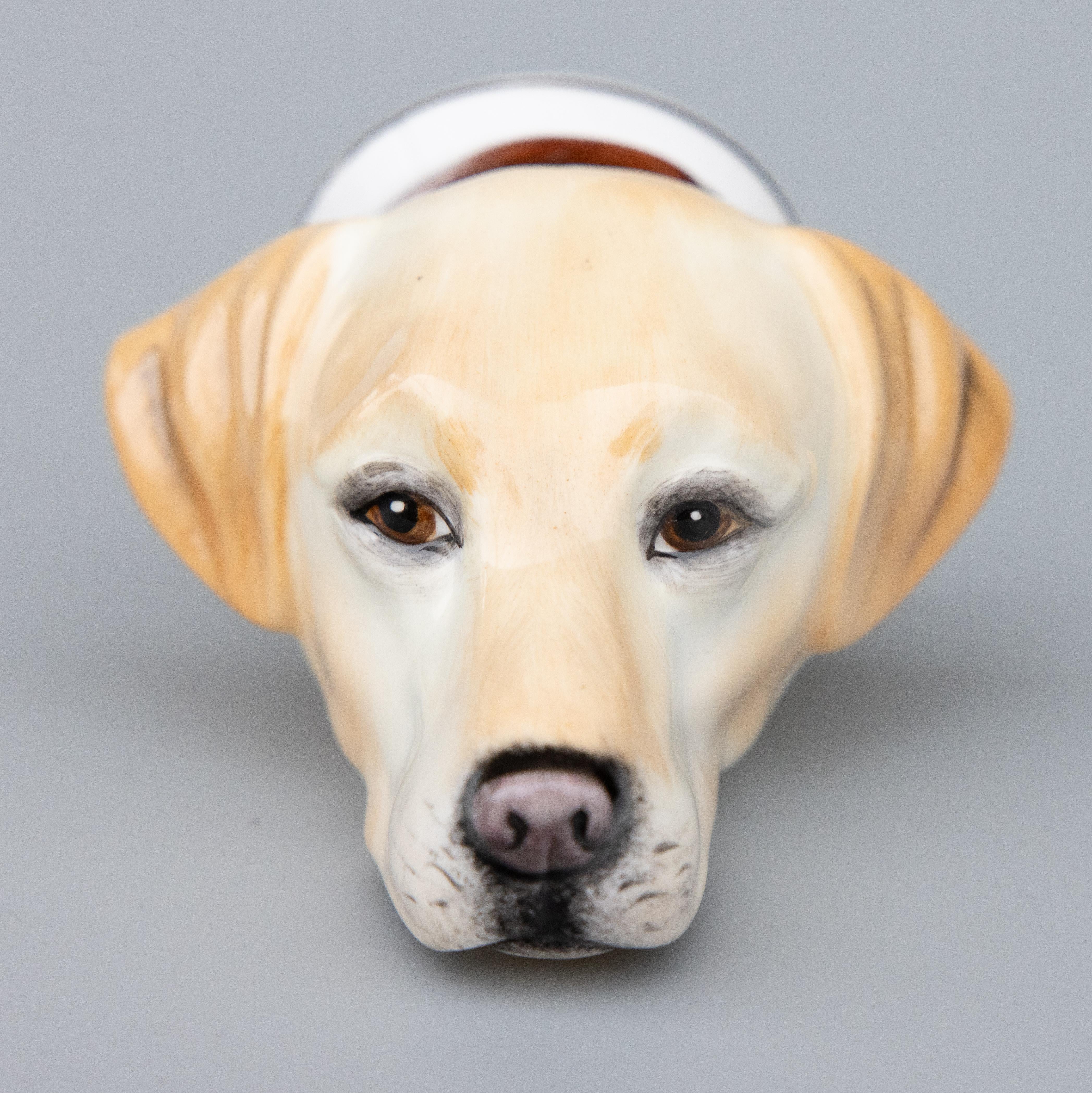 Rare tasse à étrier en porcelaine pour chien de chasse Labrador Retriever de Staffordshire, produite par Royale Stratford, en Angleterre, vers 1980. Acquis de la succession d'un collectionneur en Angleterre. Cette charmante étrivière est en forme de