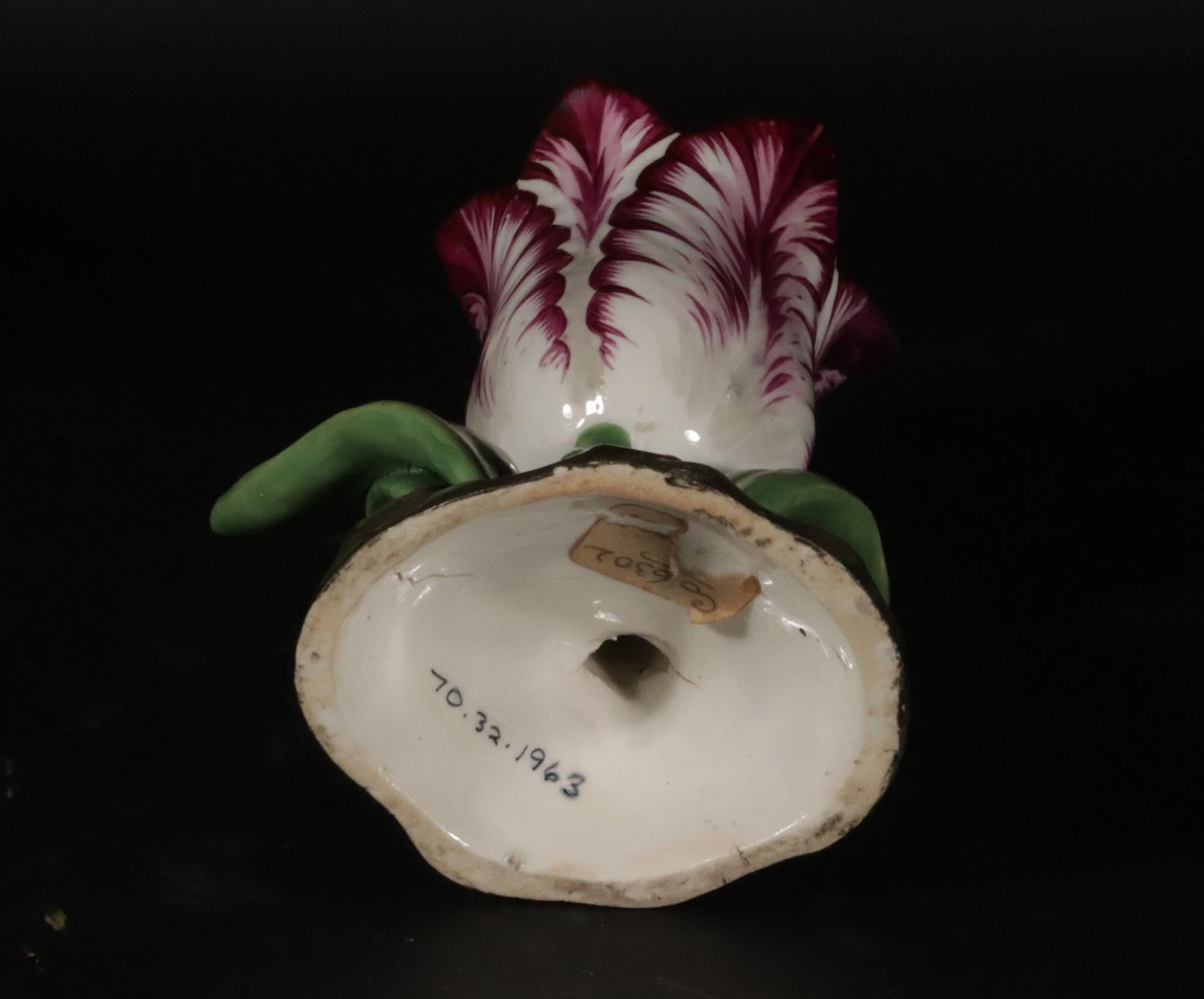 Grand vase à tulipes en porcelaine anglaise du Staffordshire,
Circa 1840

Le charmant et rare vase à tulipes en porcelaine est formé d'une fleur entièrement ouverte.  La grande tulipe avec des feuilles striées de couleur puce avec trois feuilles