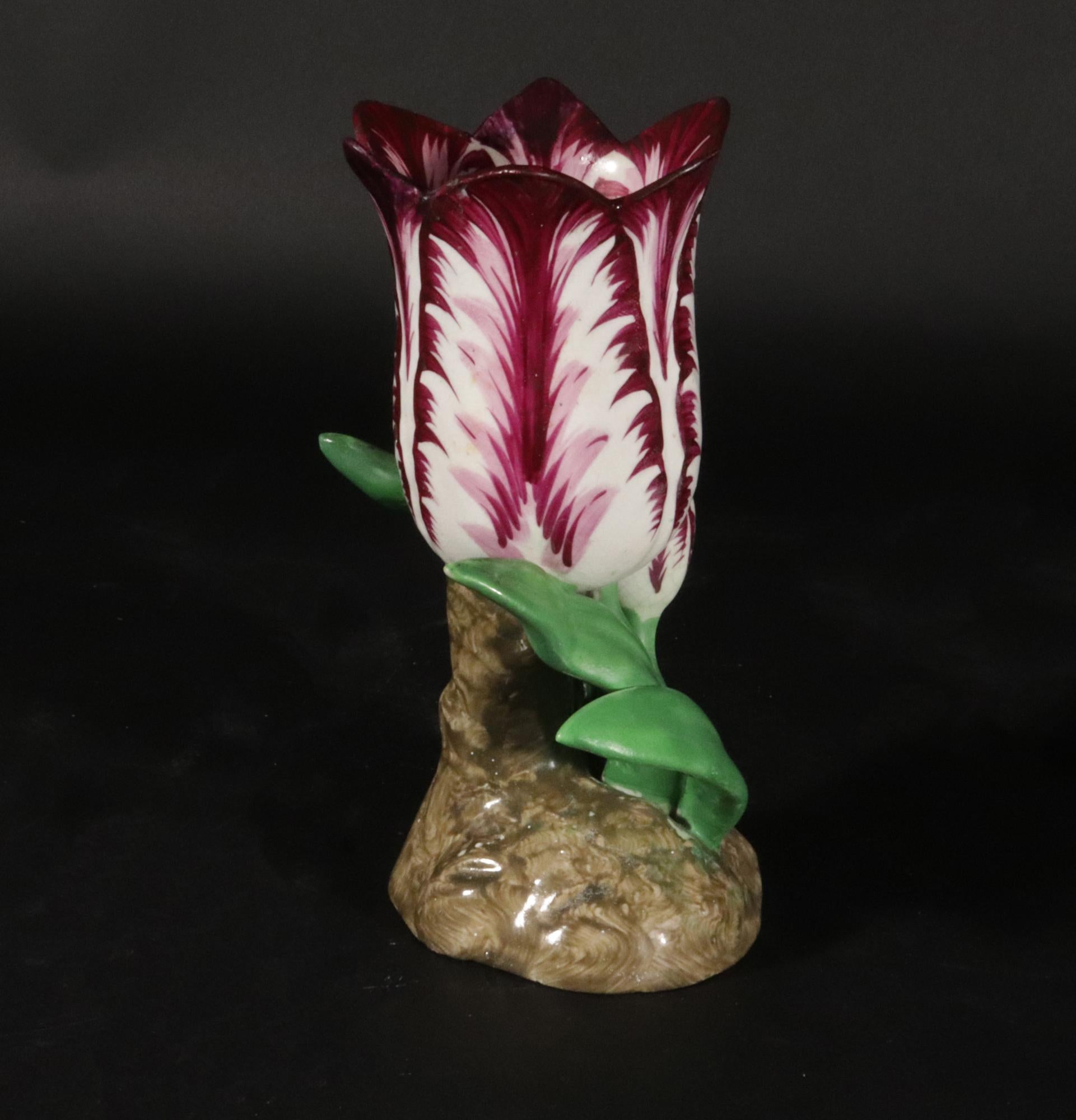 Grand vase tulipe anglais en porcelaine du Staffordshire 1