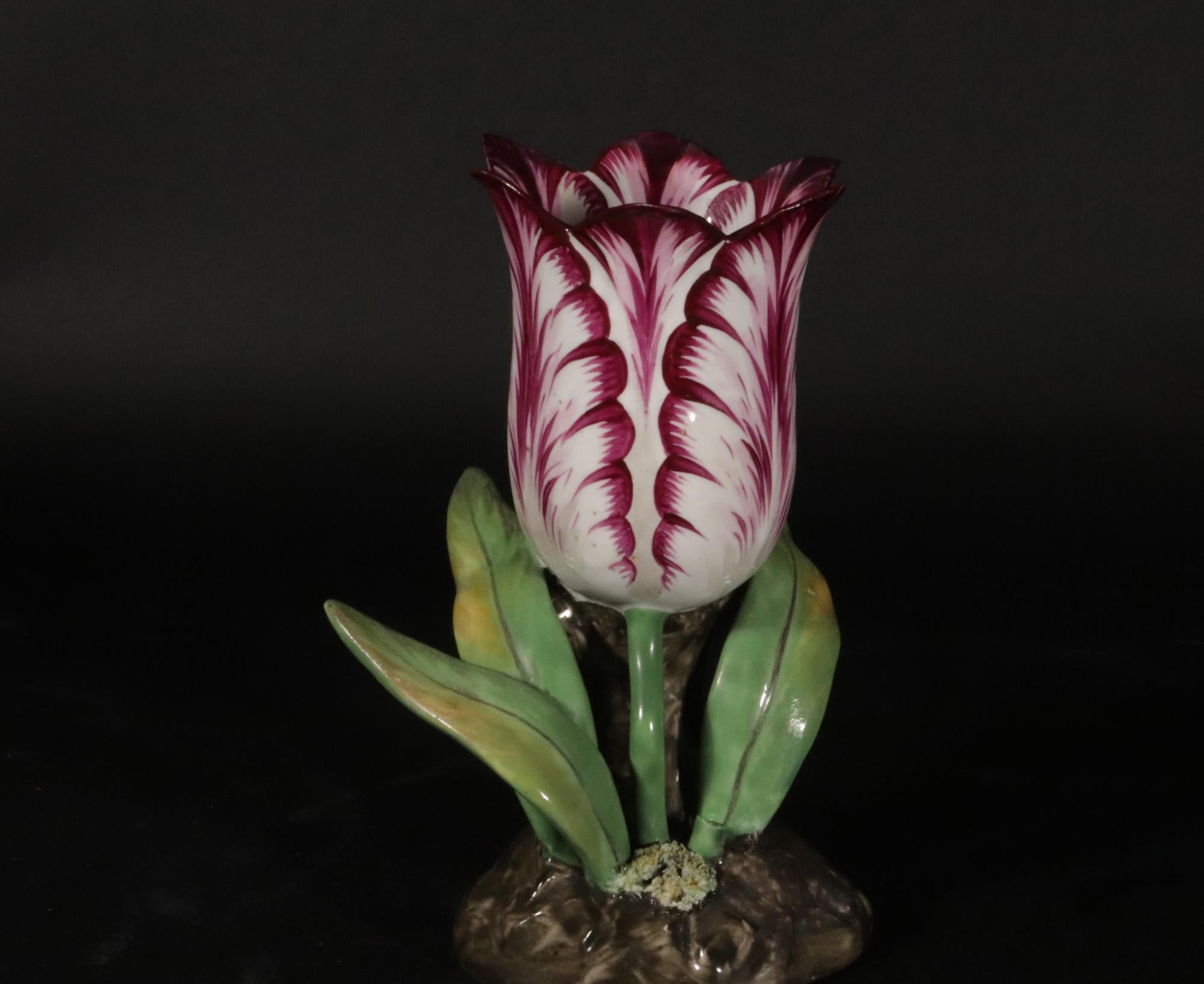Grand vase tulipe anglais en porcelaine du Staffordshire 1