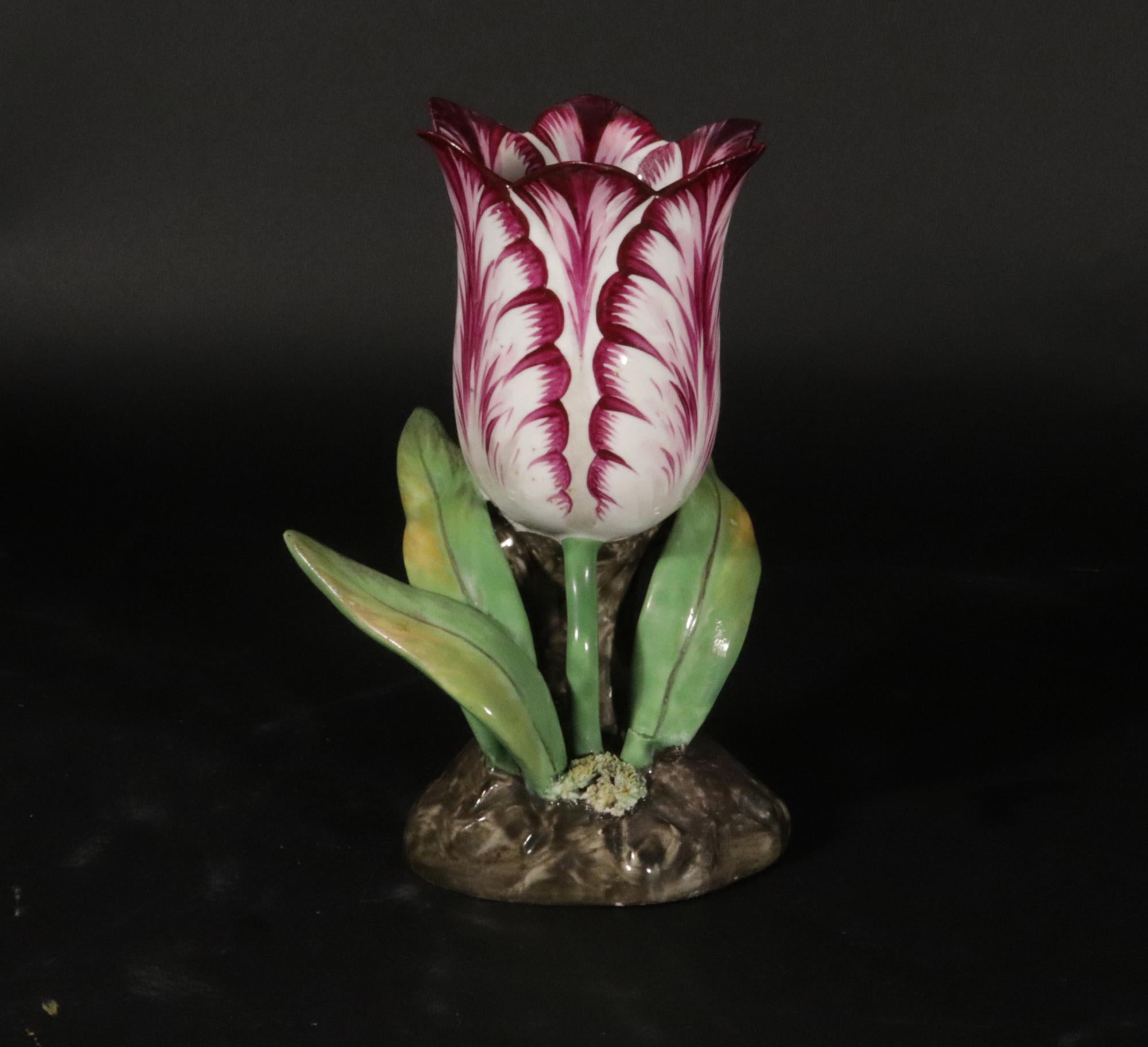Grand vase tulipe anglais en porcelaine du Staffordshire 2