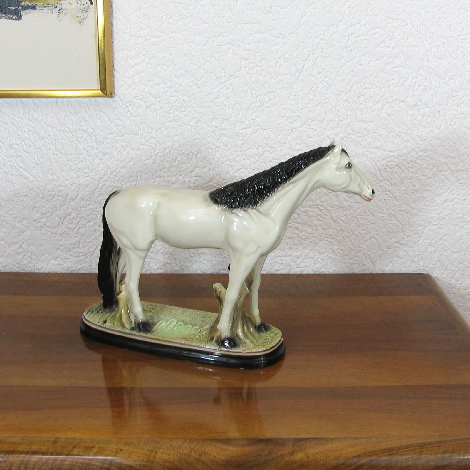 English Staffordshire Pottery Horse, Early 20th Century In Good Condition For Sale In Bochum, NRW