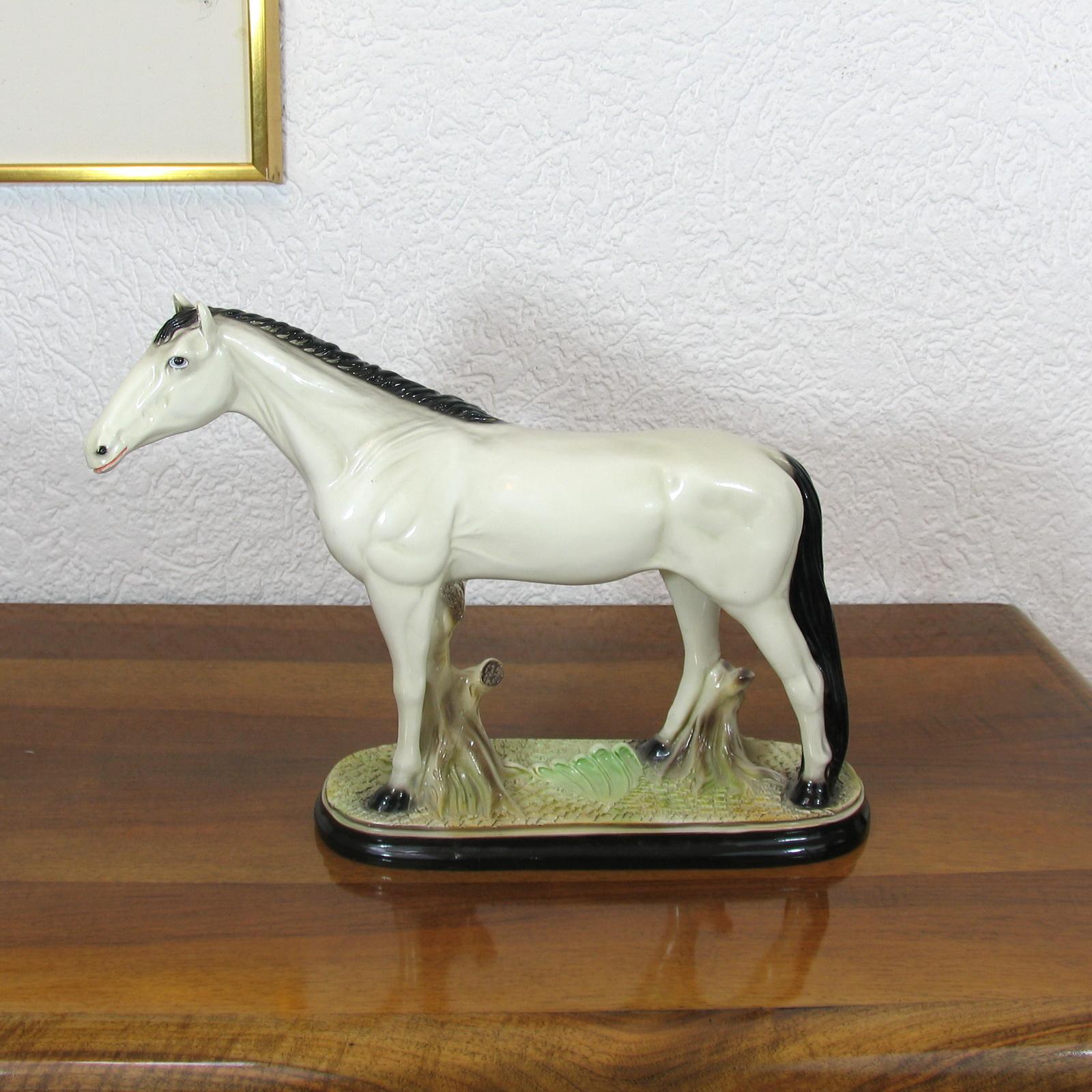 English Staffordshire Pottery Horse, Early 20th Century In Good Condition For Sale In Bochum, NRW