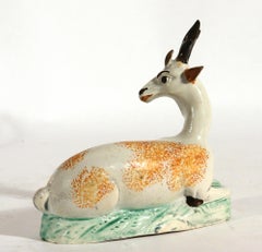 Figurine en faïence « Prattware » du Staffordshire (Angleterre) représentant un cerf