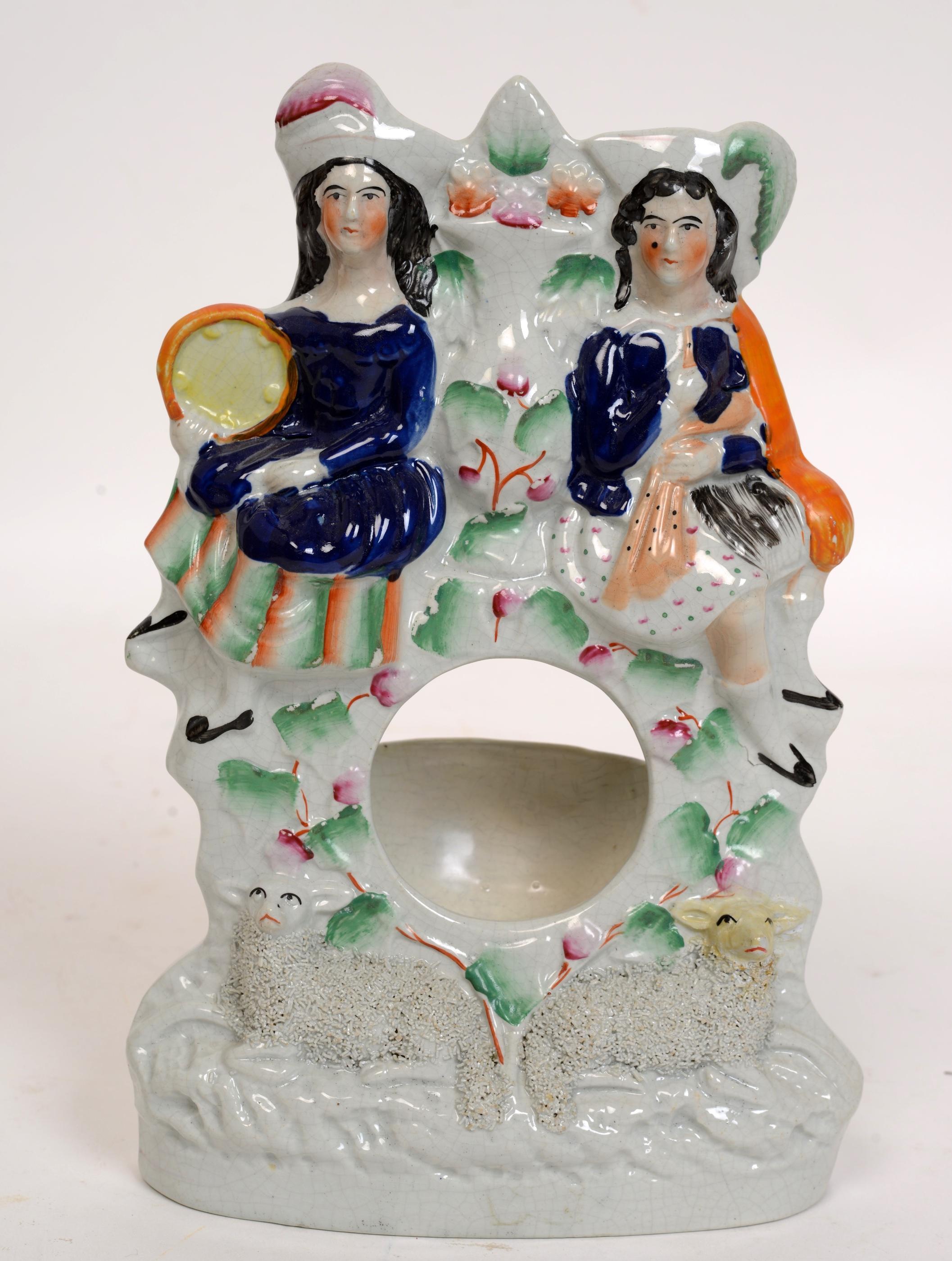 Englischer Staffordshire-Uhrenhalter mit zwei Figuren und einem Lämmerpaar, Mitte des 19. Jahrhunderts. Wunderschön verziert und die Lämmer haben eine körnige Verzierung. Dieser 