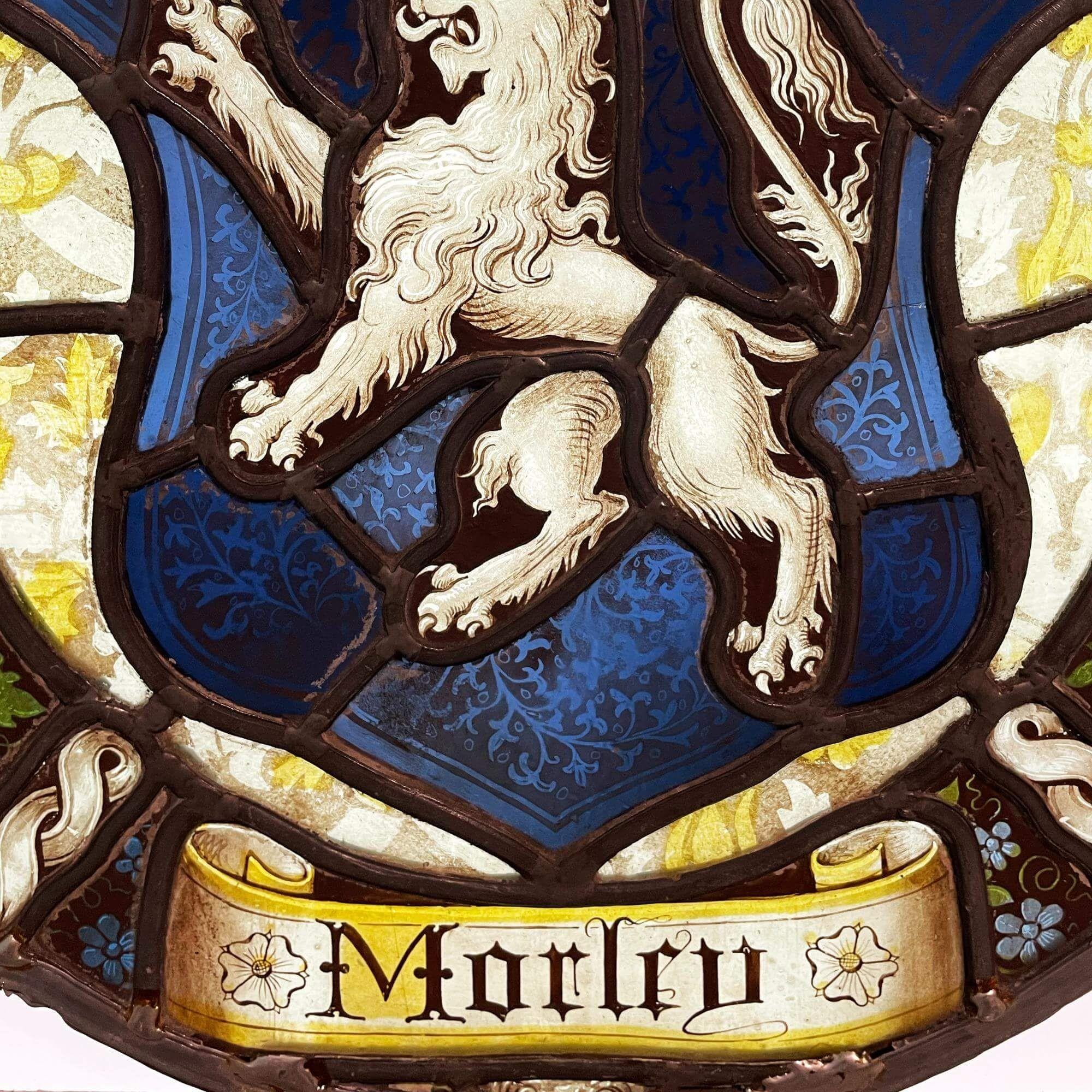 Englisches rundes Glasgemälde aus Buntglas des Wappens der Familie Morley (Tudor) im Angebot