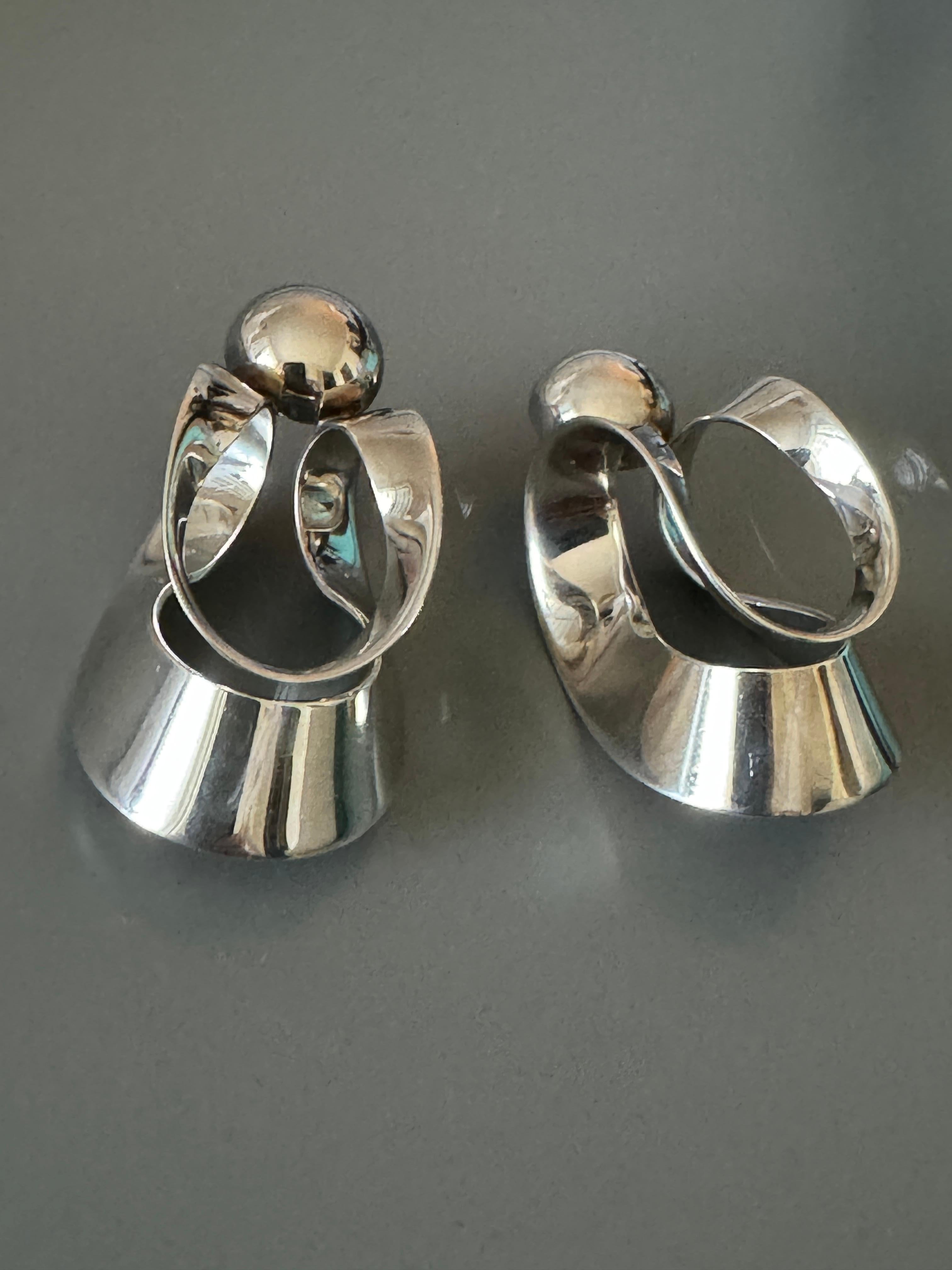 Coppia di orecchini in sterling dal design moderno e di alta qualità, timbro TLC con marchi inglesi (English Fine Art Jewelry).  Circa 2 pollici di lunghezza  Larghezza 1
