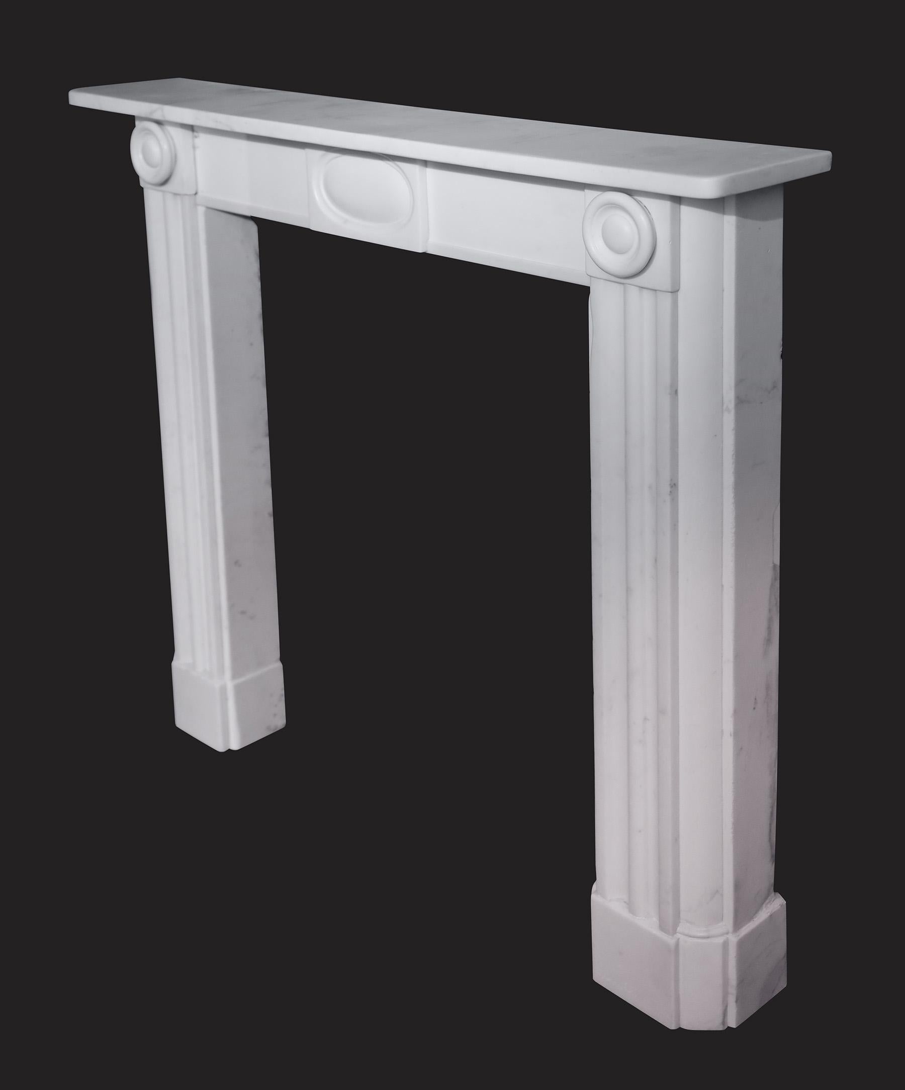 Très belle cheminée de style Regency en marbre statuaire anglais. Les jambages cannelés reposent sur des plinthes carrées avec des blocs d'angle en ronde-bosse au-dessus. La frise avec plaque centrale et détail en losange sous une étagère blanche