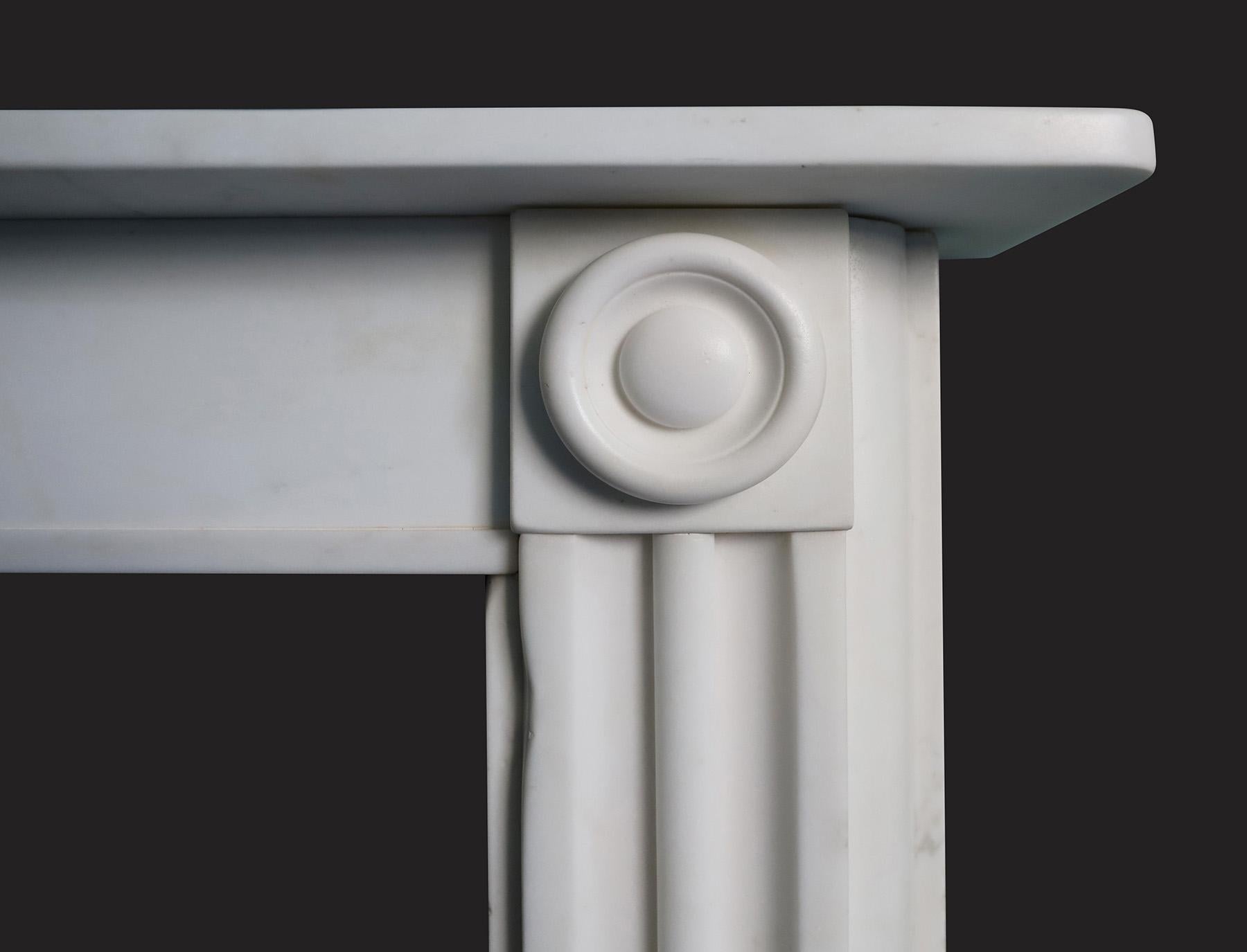 Sculpté Cheminée Regency anglaise en marbre statuaire