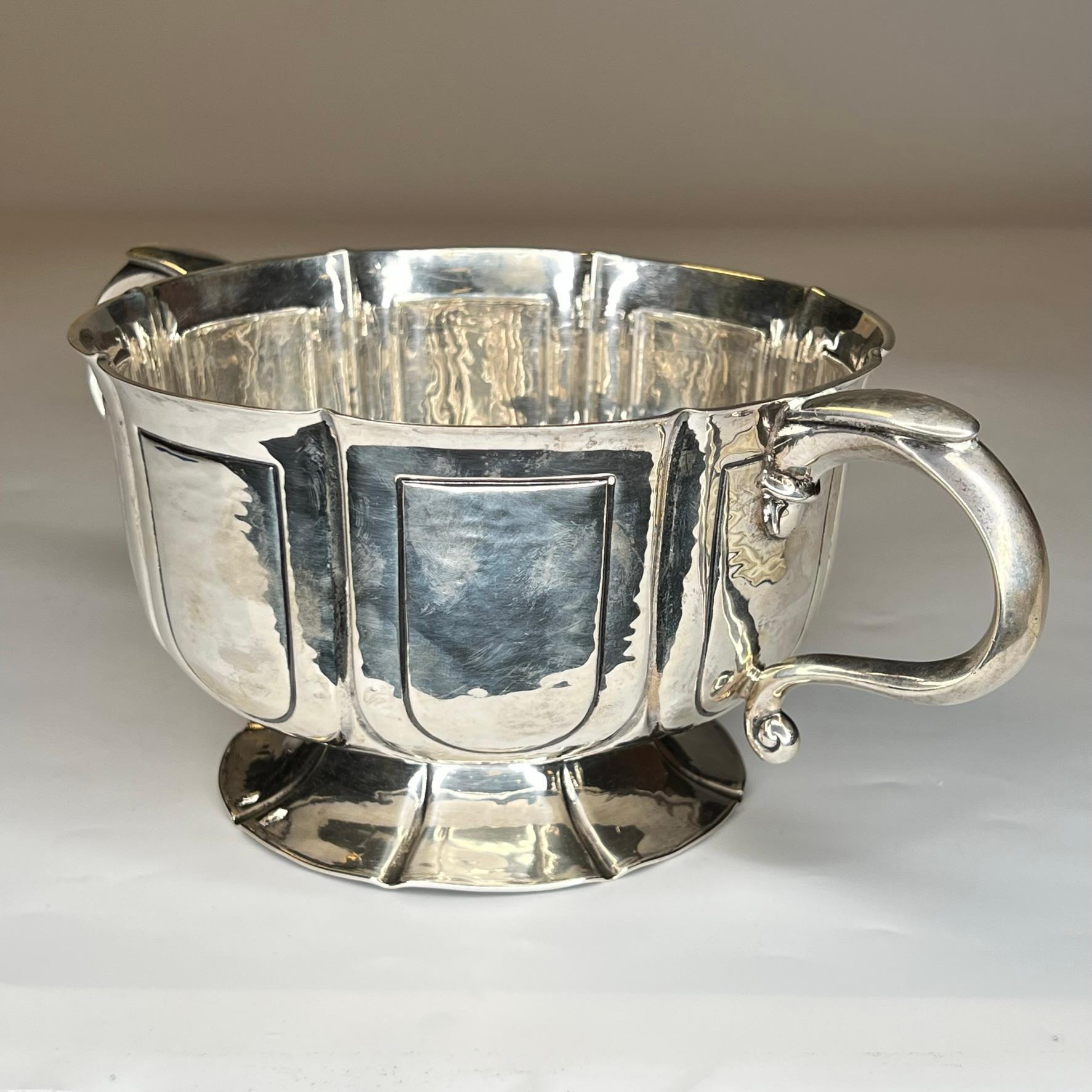English Sterling Bowl by William Comyns London Dated 1907 In Good Condition In New York, NY