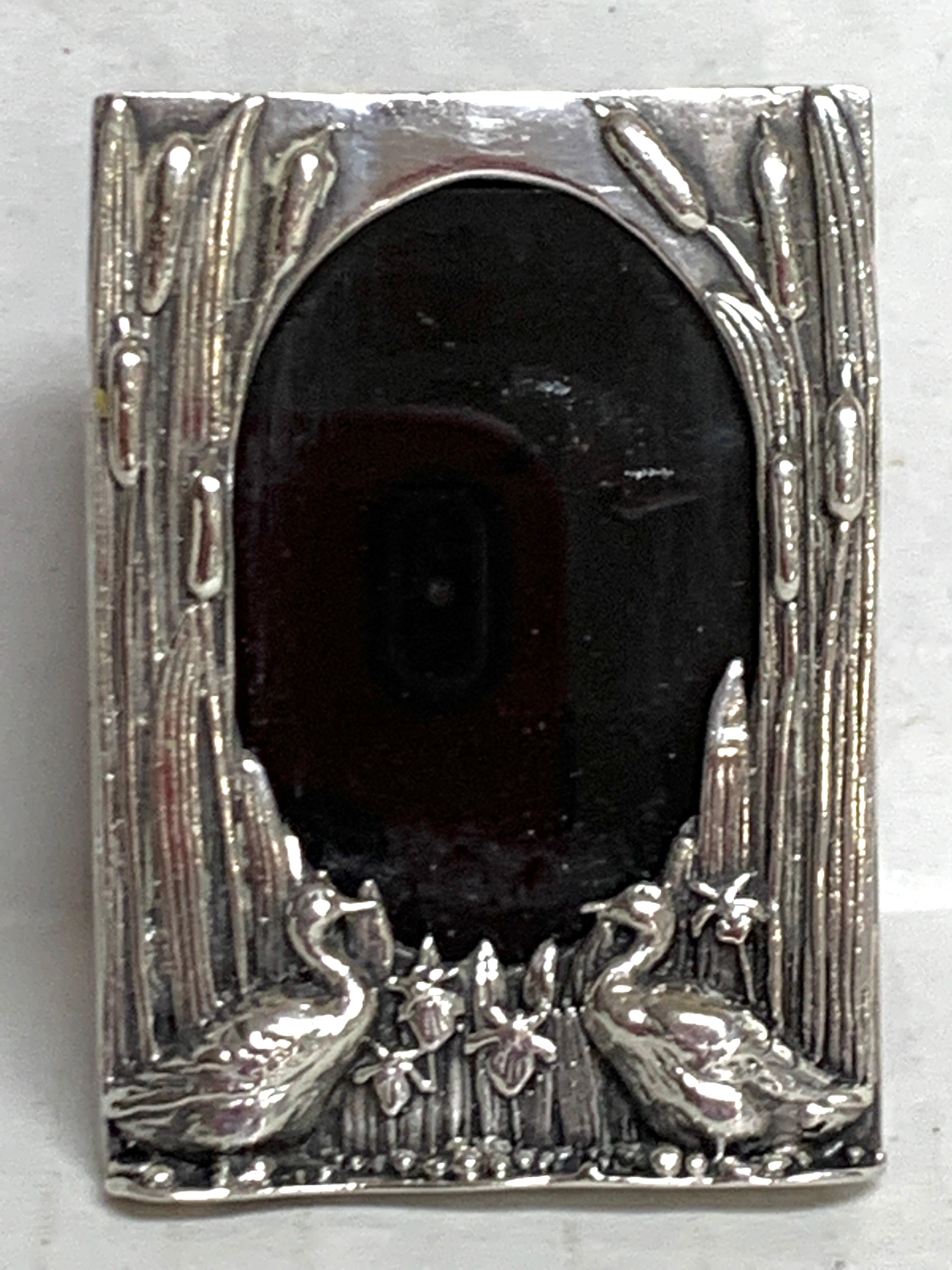 English sterling duck motif small frame, Birmingham, 1985, heavy casting, holds a 1.25